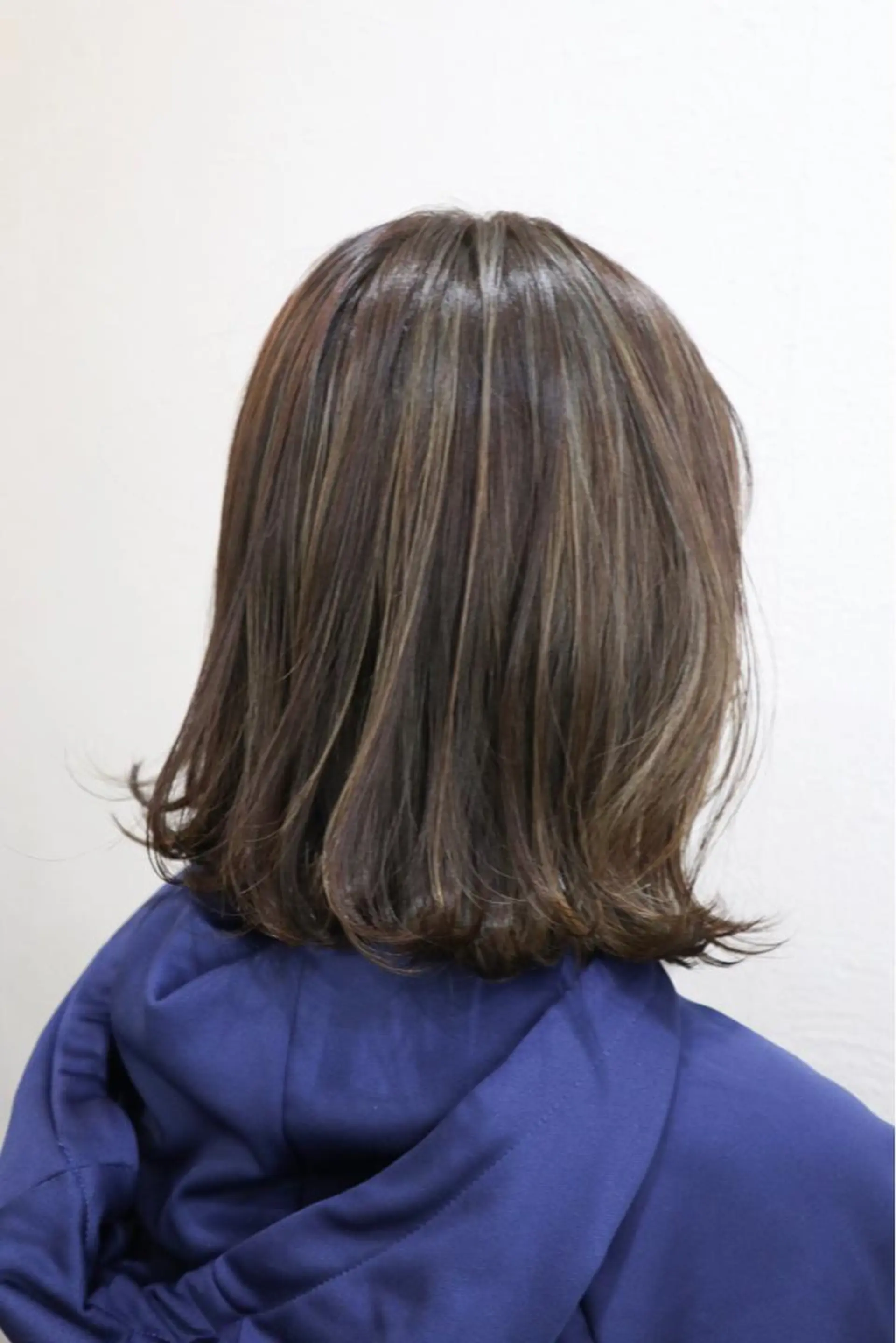 ミディアム カラー アッシュ 透明感カラー ハイライトカラー イルミナカラー ハイライト カット ヘアカラー トリートメント 西村 ようこのヘアスタイル