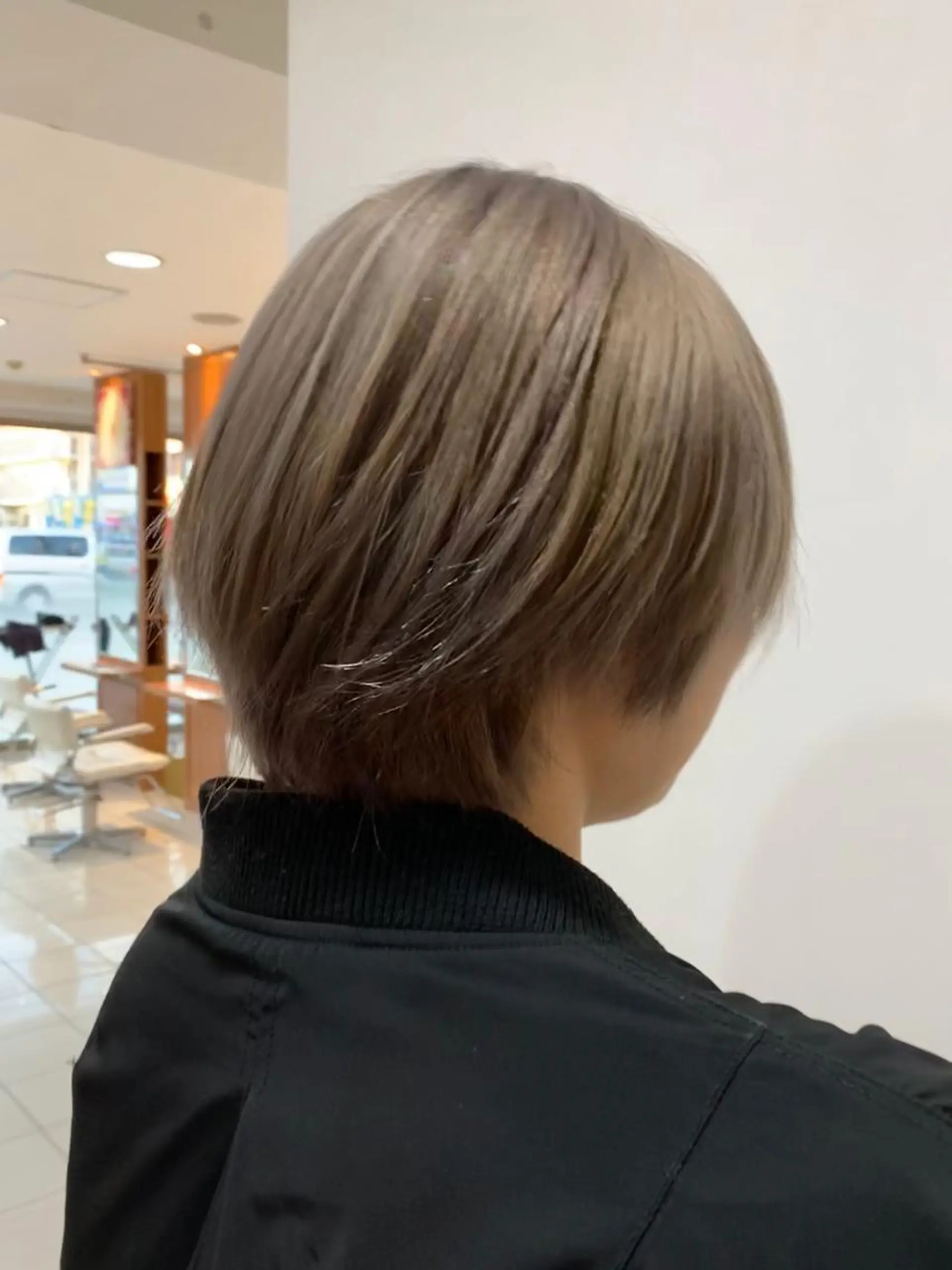 ショート カラー ベージュカラー ミルクティーベージュ 脱白髪染め美容師 竹内涼乃のヘアスタイル