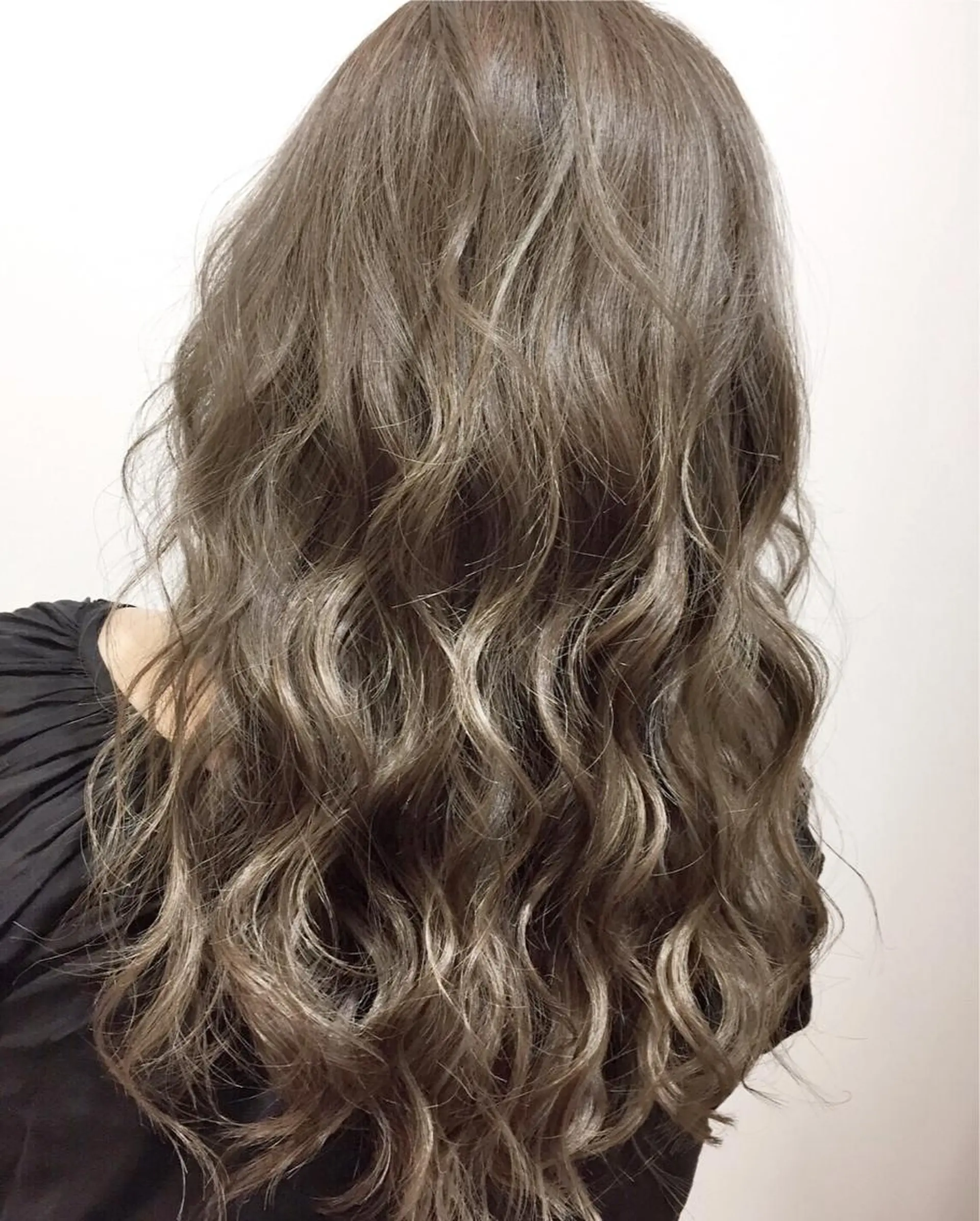 ロング カラー ブリーチ 透明感カラー グレージュ ハイライトカラー 3Dハイライト 海外風レイヤーカット 👑店長　平松　由のヘアスタイル