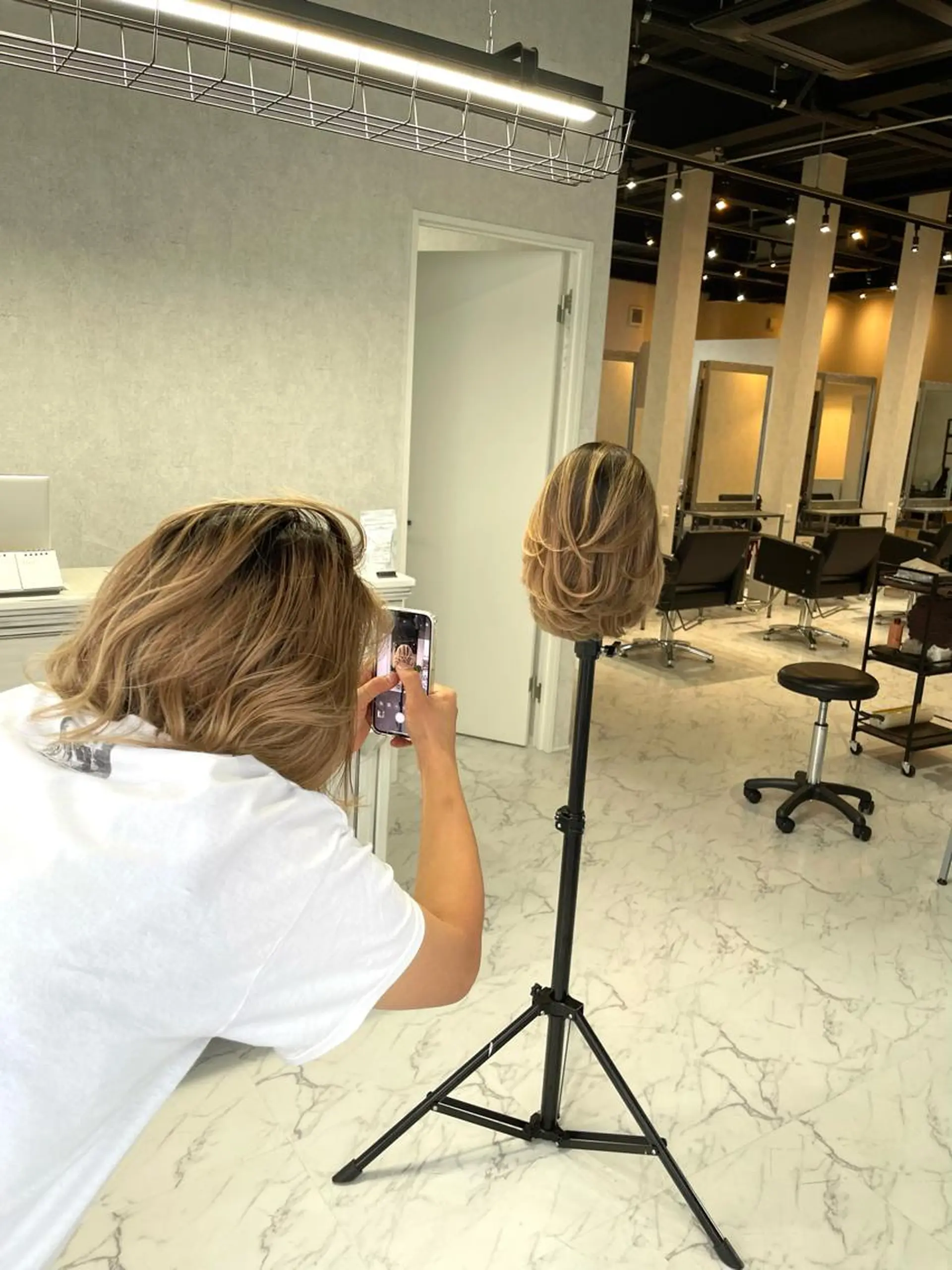 ミディアム カラー ヘアアレンジ バレイヤージュ デザインカラー ハイライトカラー 外国人風カラー ハイライト カット ヘアカラー トリートメント アンドウ ユウ/ レイヤーカット/韓国のヘアスタイル