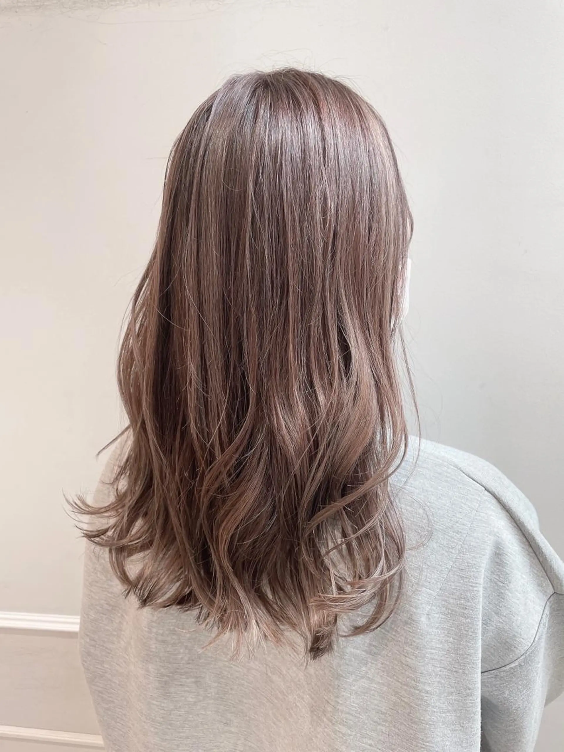 セミロング カラー ベージュカラー フォギーベージュ ハイライトカラー ハイライト カット ヘアカラー トリートメント 🦖鶴岡香純🦖 産休中のヘアスタイル