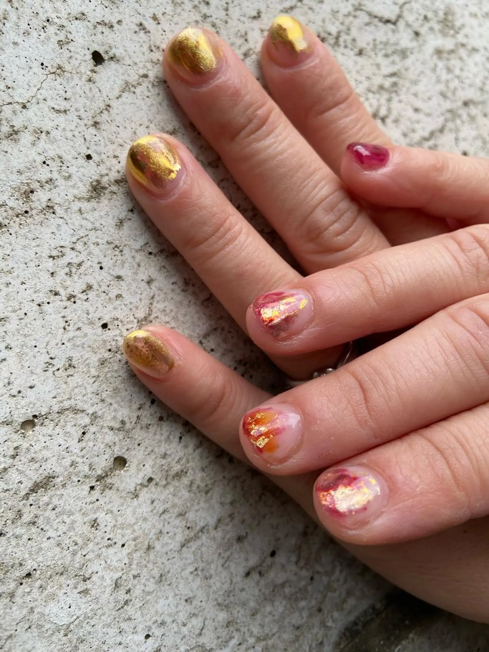 ネイル ミラーネイル ニュアンスネイル 赤色 ショートネイル . unffのネイルデザイン