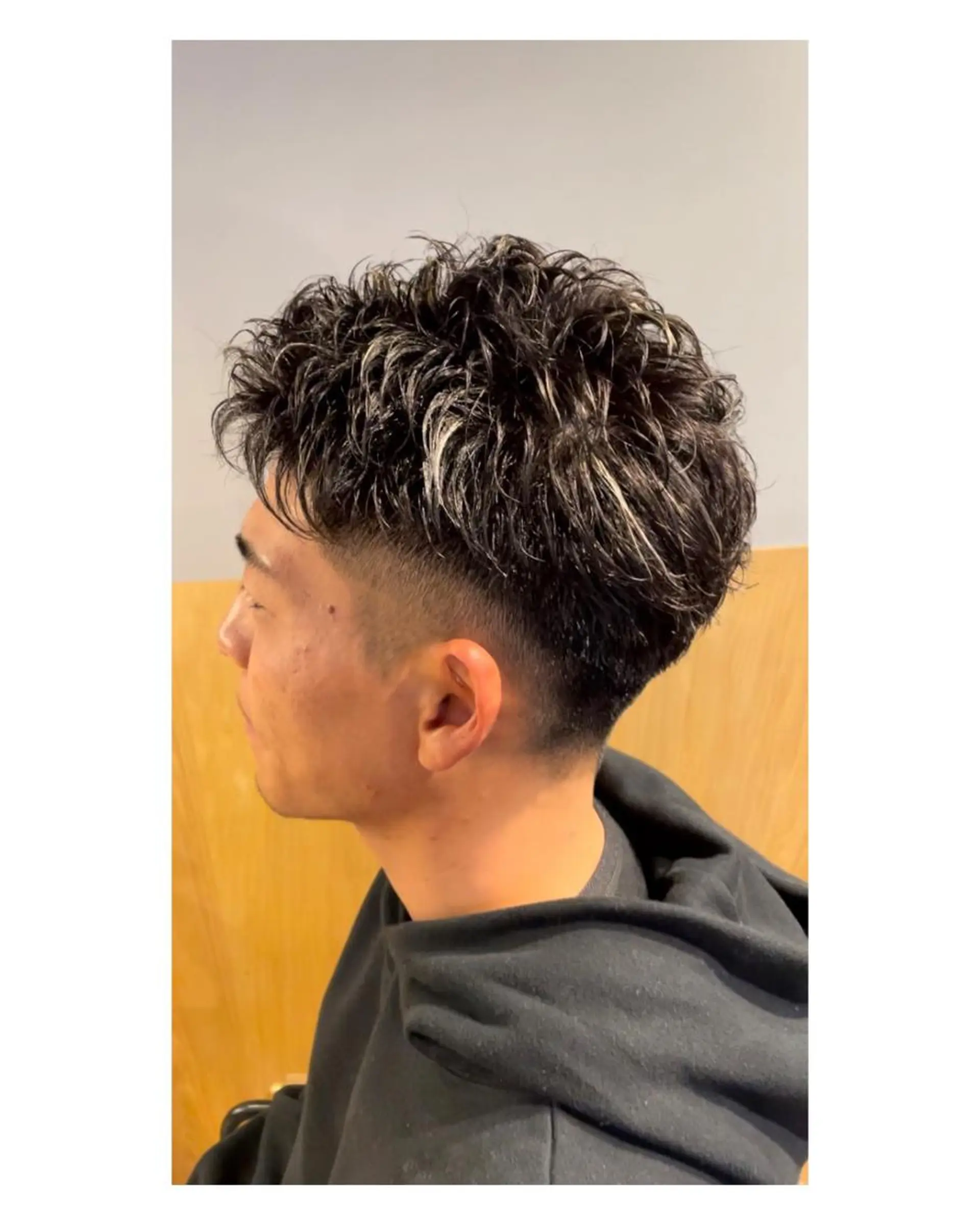 カラー メンズ メンズブリーチ メンズハイライト メンズインナーカラー メンズパーマ ブリーチ 【美髪とカット】 AKIFUMIのヘアスタイル