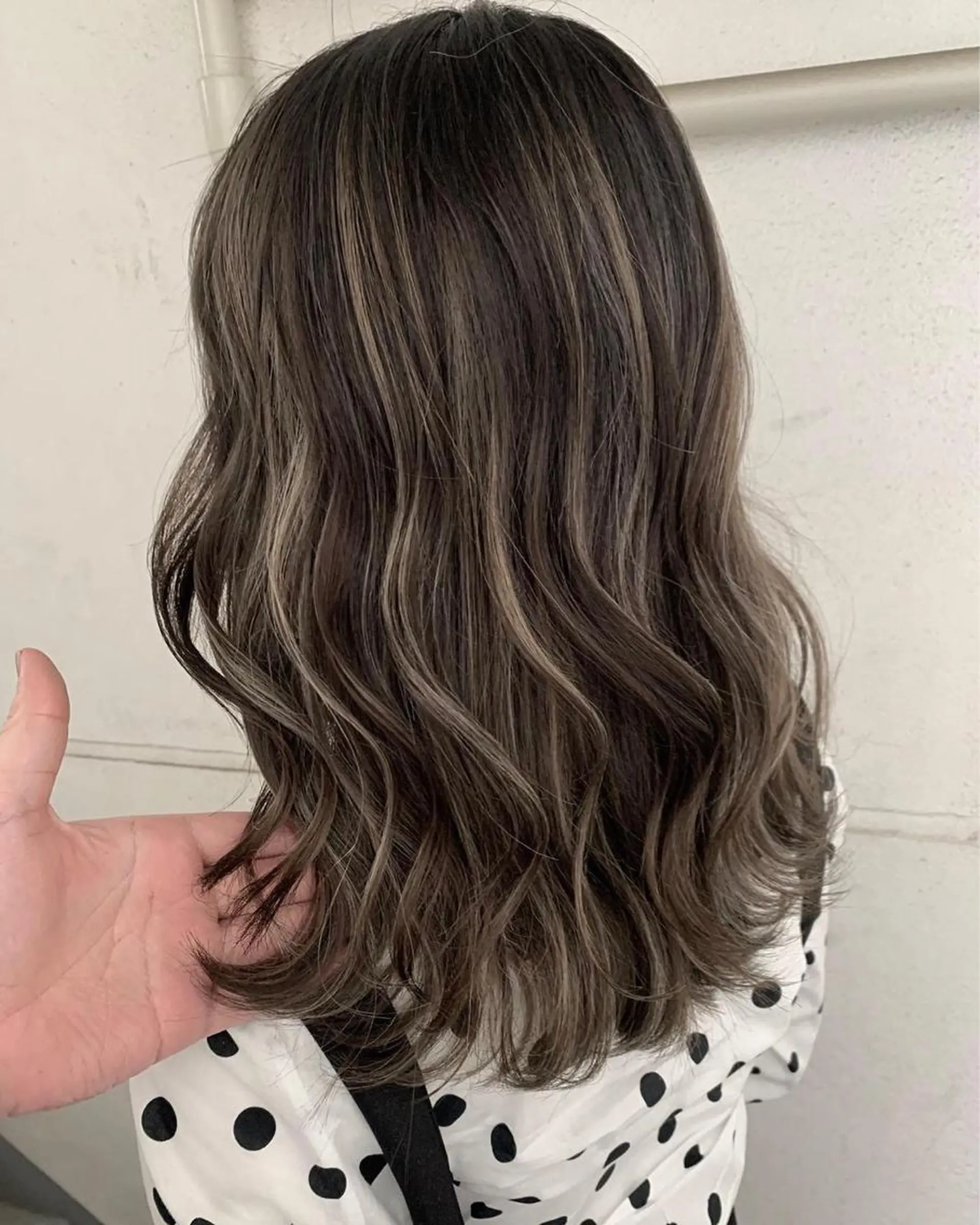 ロング カラー ハイライトカラー ハイライト オフホワイトアンドなんば所属・福西 洋斗のヘアスタイル