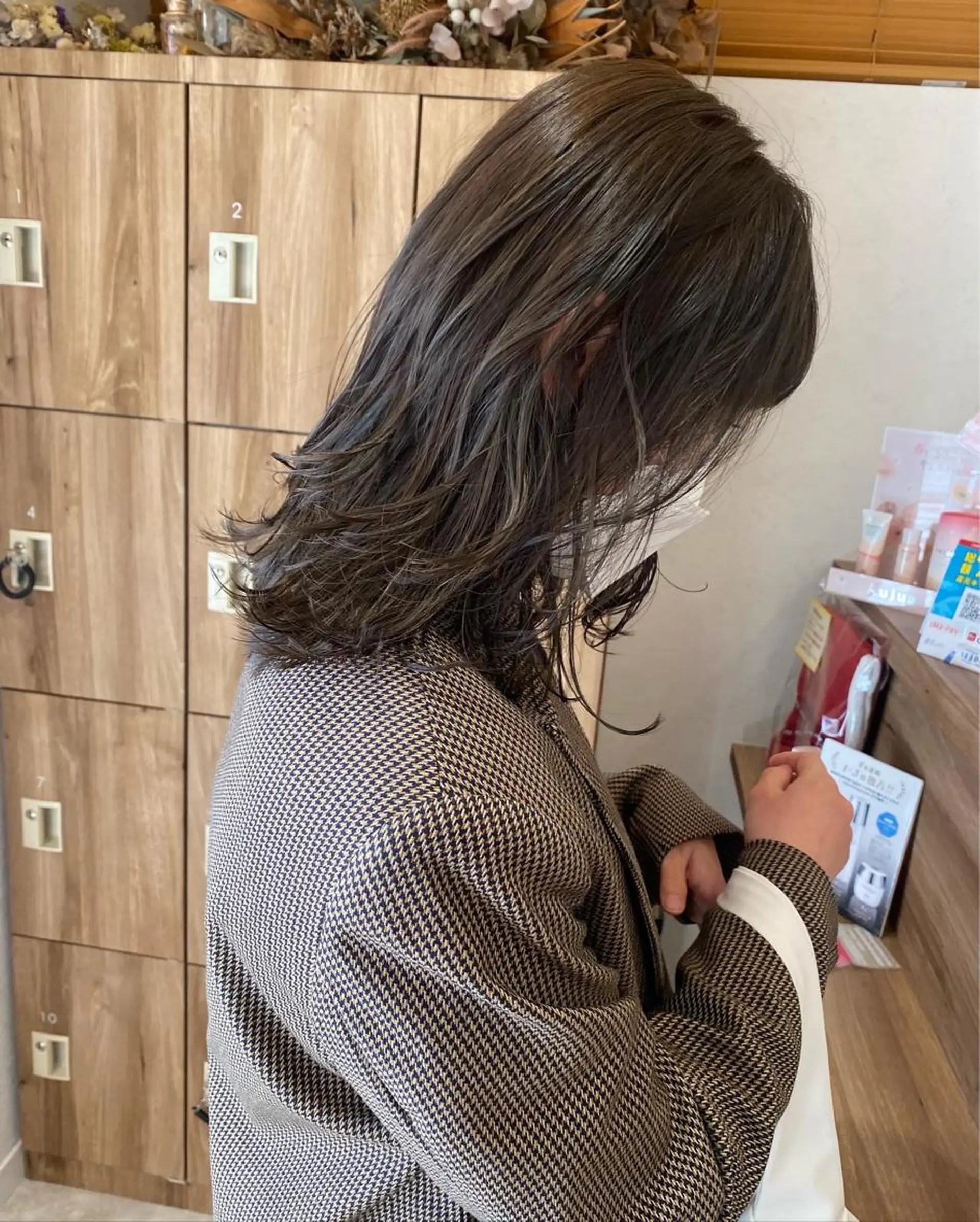 ミディアム カラー ベージュカラー オリーブベージュ レイヤーカット カット ヘアカラー パーマ指名No1 /namiのヘアスタイル