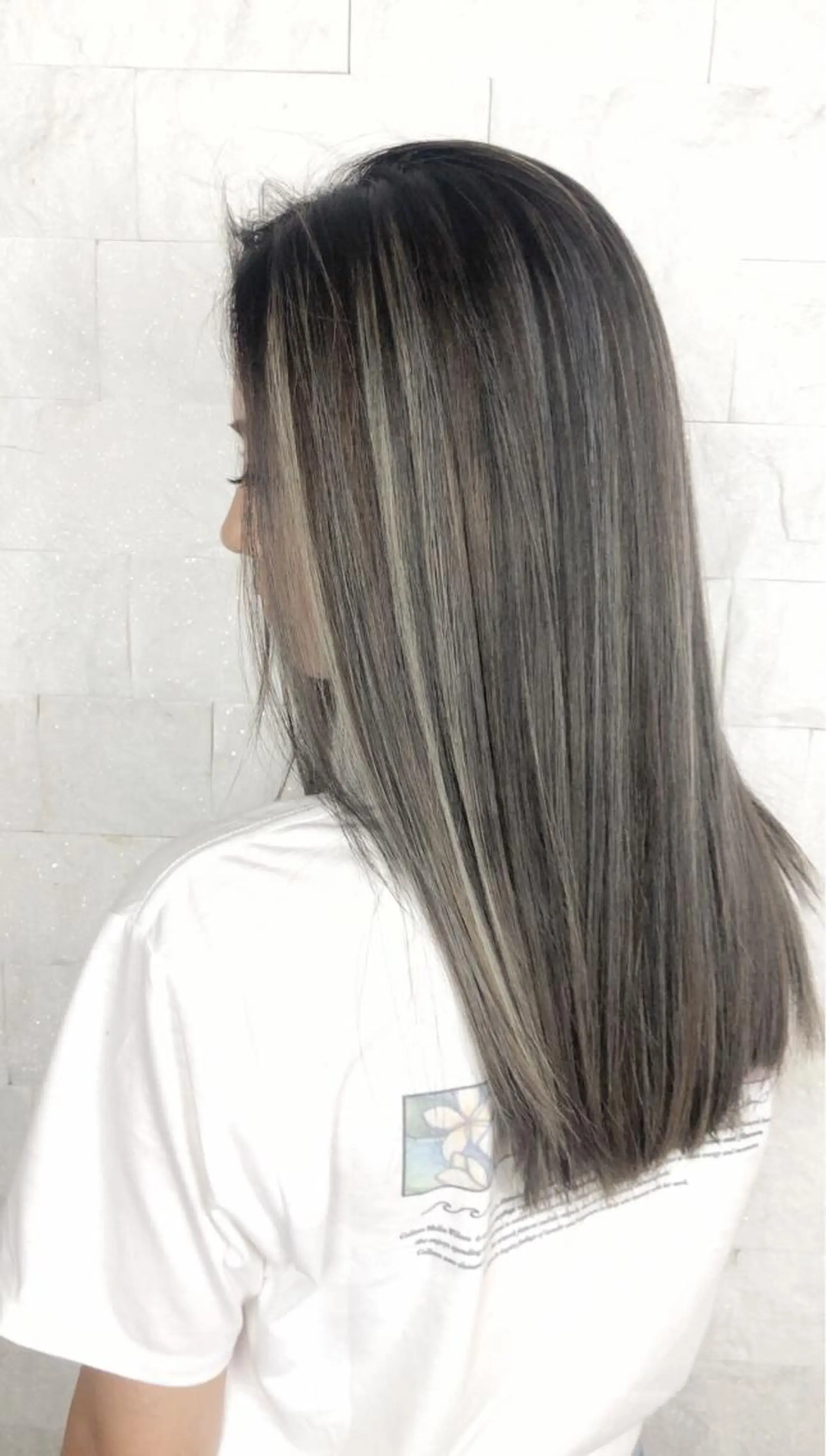 セミロング ハイライト 圧倒的美髪ストレート ツダケイタロウのヘアスタイル