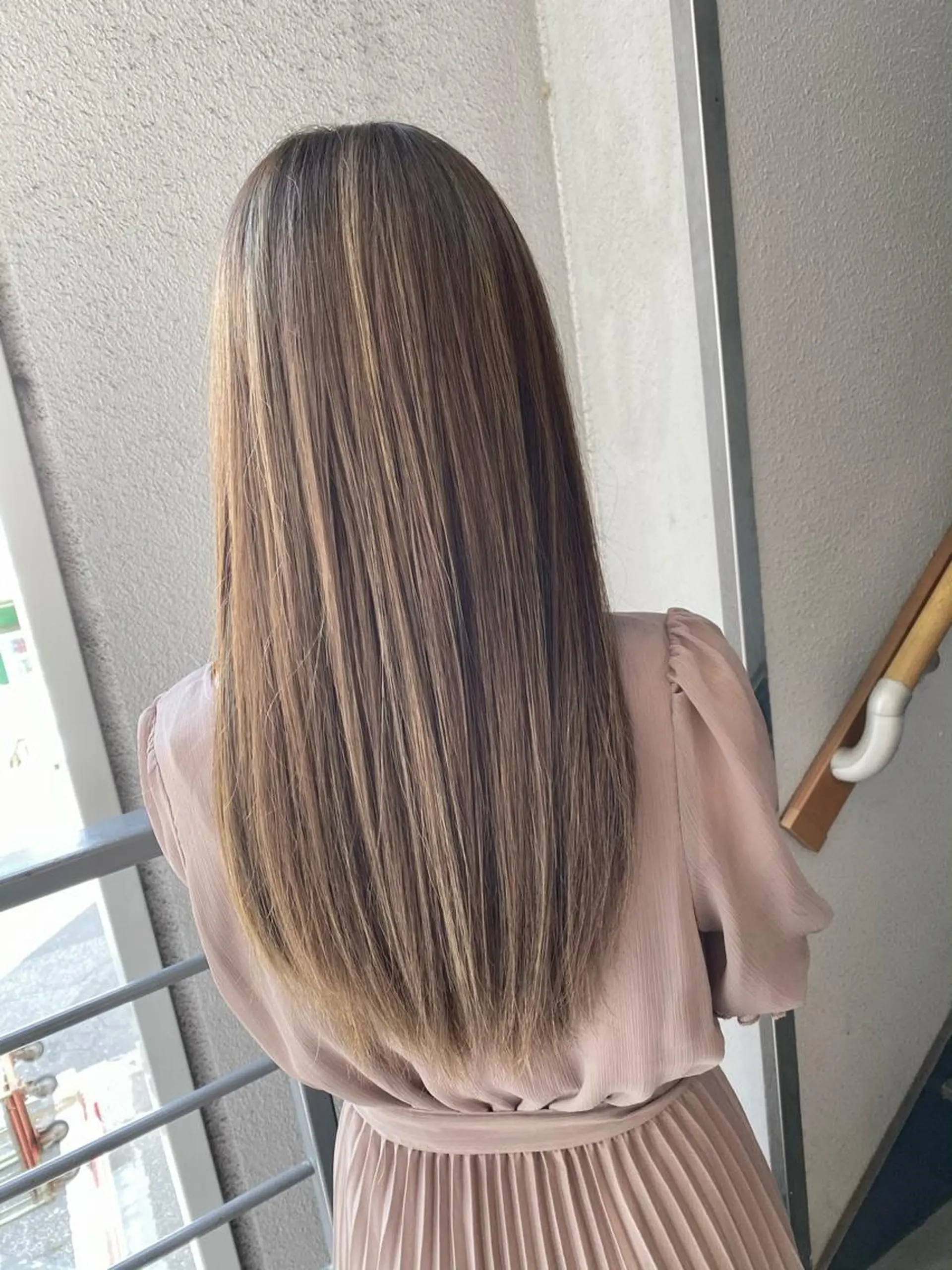 ロング カラー ベージュカラー デザインカラー グレージュ ハイライトカラー ハイライト カット ヘアカラー トリートメント Kazu .Kのヘアスタイル