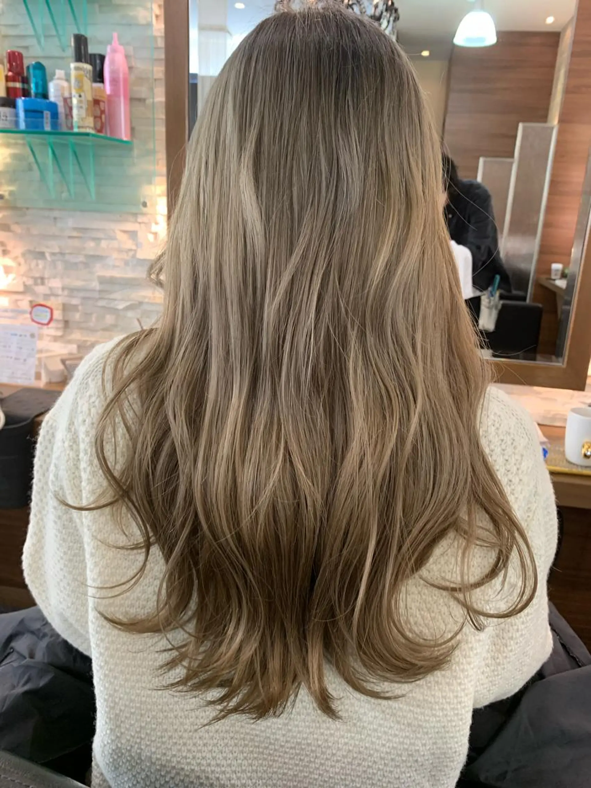 ロング カラー ベージュカラー ブリーチ ブロンド ブロンドベージュ ケアブリーチ 《1.2月クーポン記 載中》小森祐希のヘアスタイル