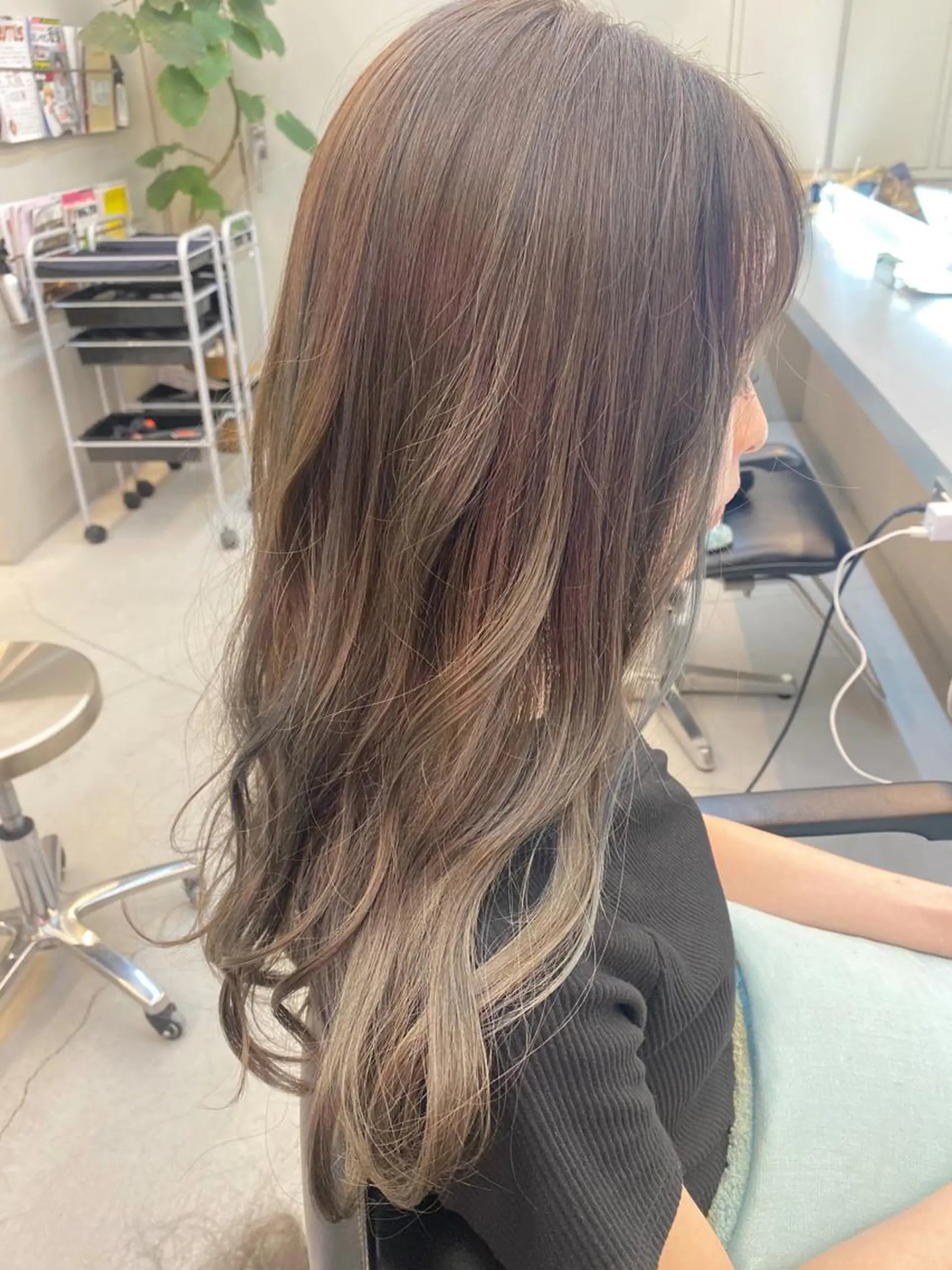 ロング カラー 岡野 静華のヘアスタイル