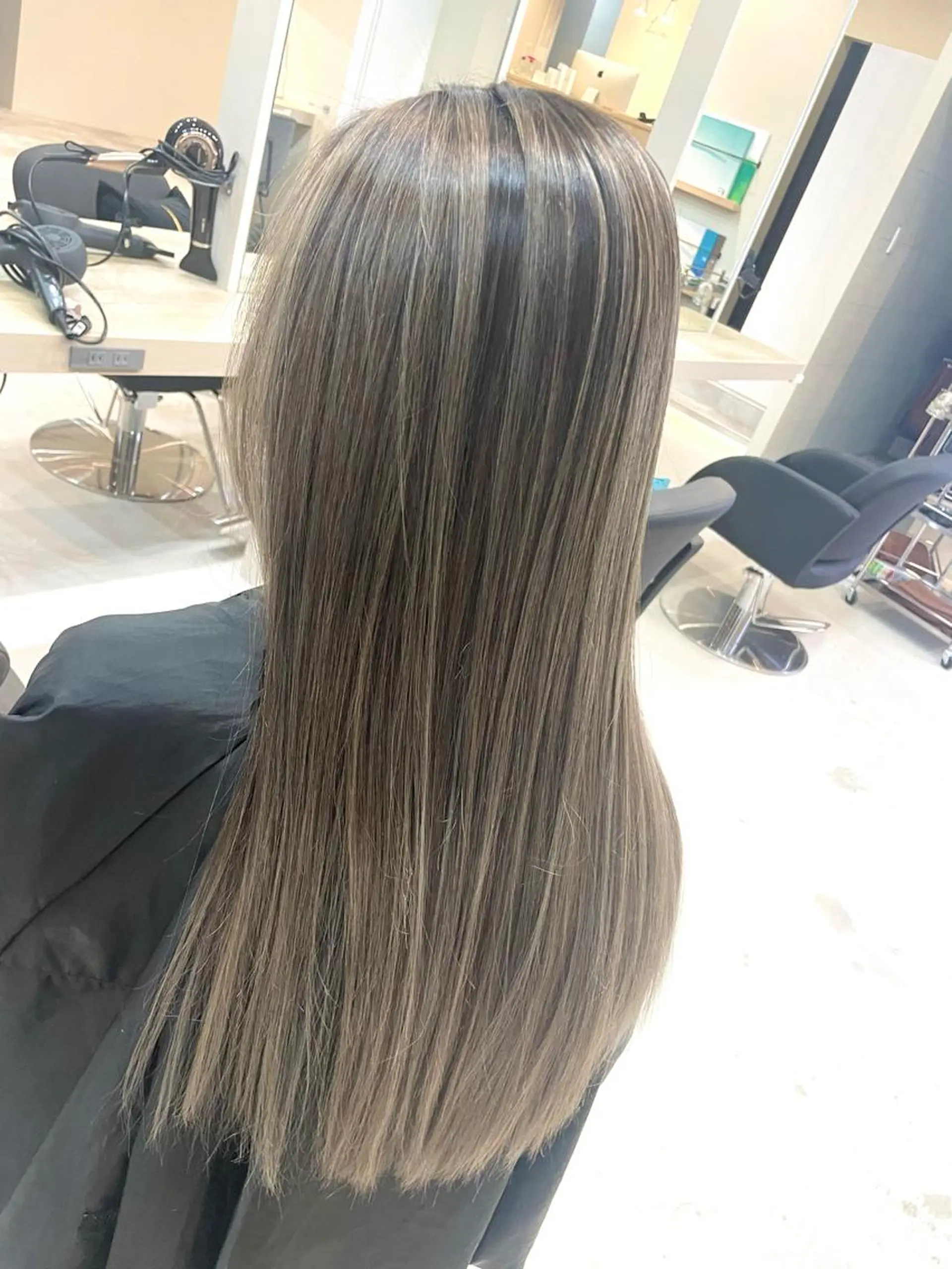 ロング カラー アディクシーカラー バレイヤージュ ベージュカラー ブリーチ ケアブリーチ Lia所属・皆木 智晴のヘアスタイル