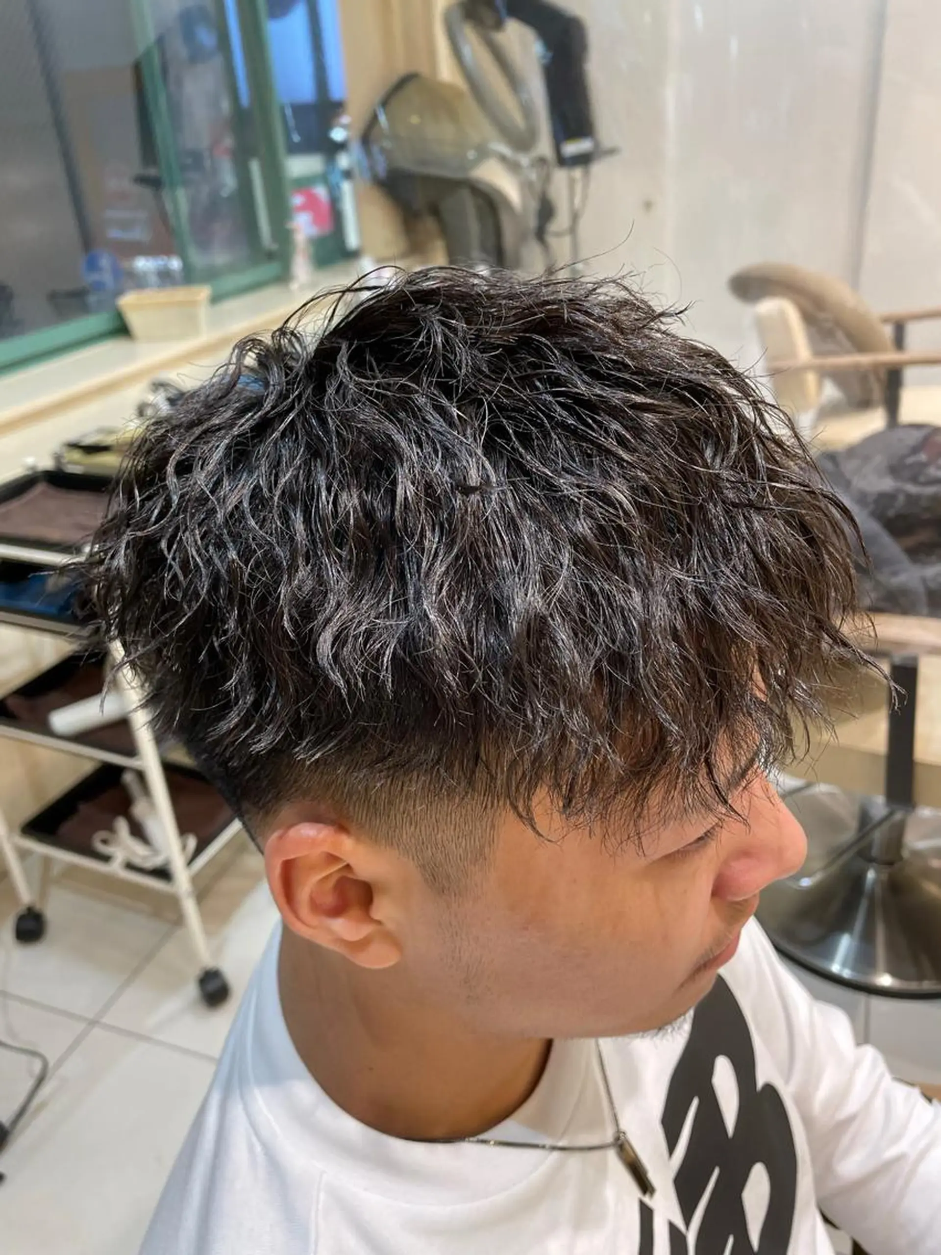 ミディアム パーマ メンズ ミディアムパーマ メンズブリーチ メンズパーマ ツイストスパイラルパーマ くせ毛 本厚木｜縮毛矯正/ 酸性スト専門サロンのヘアスタイル