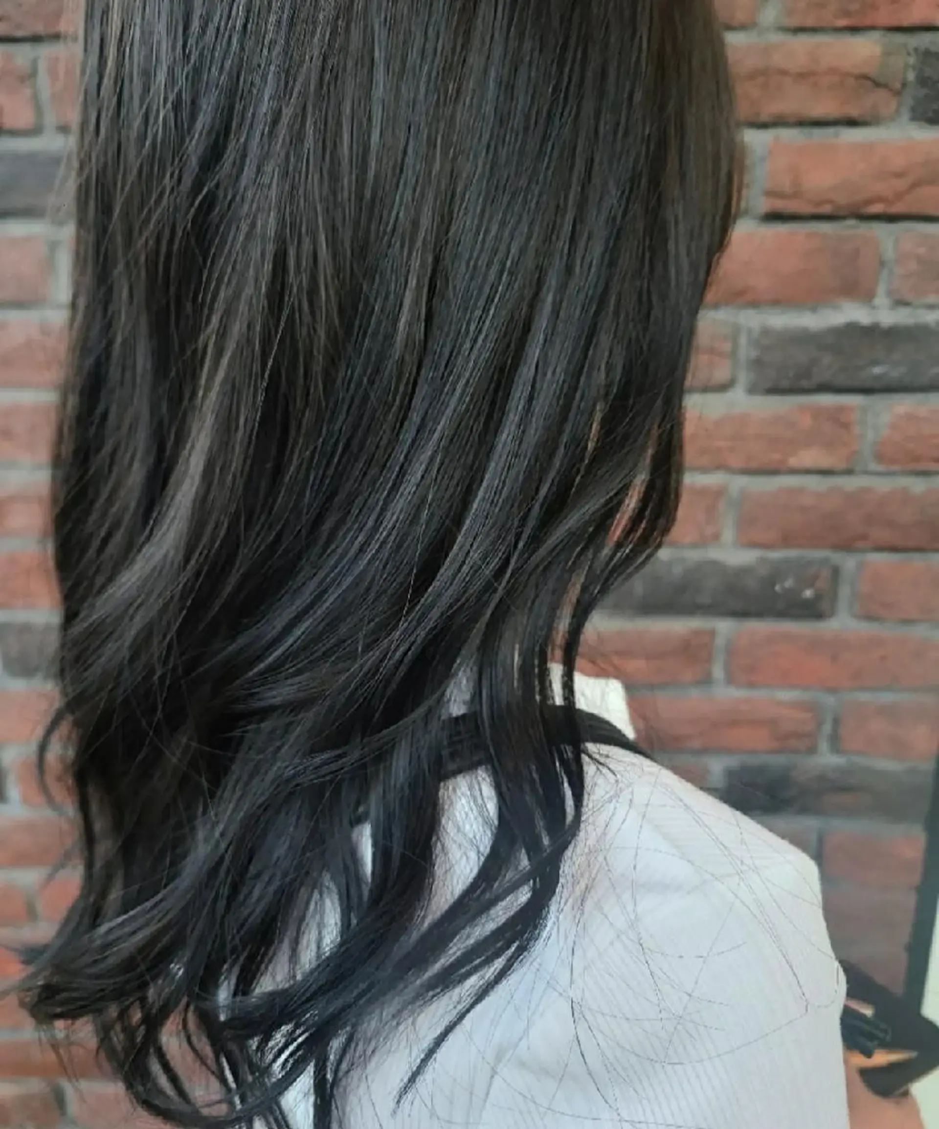 カラー セミロング 黒髪 ブルーカラー ブルーブラック 透明感カラー ハイライトカラー ヘアカラー トリートメント 関口 友菜のヘアスタイル