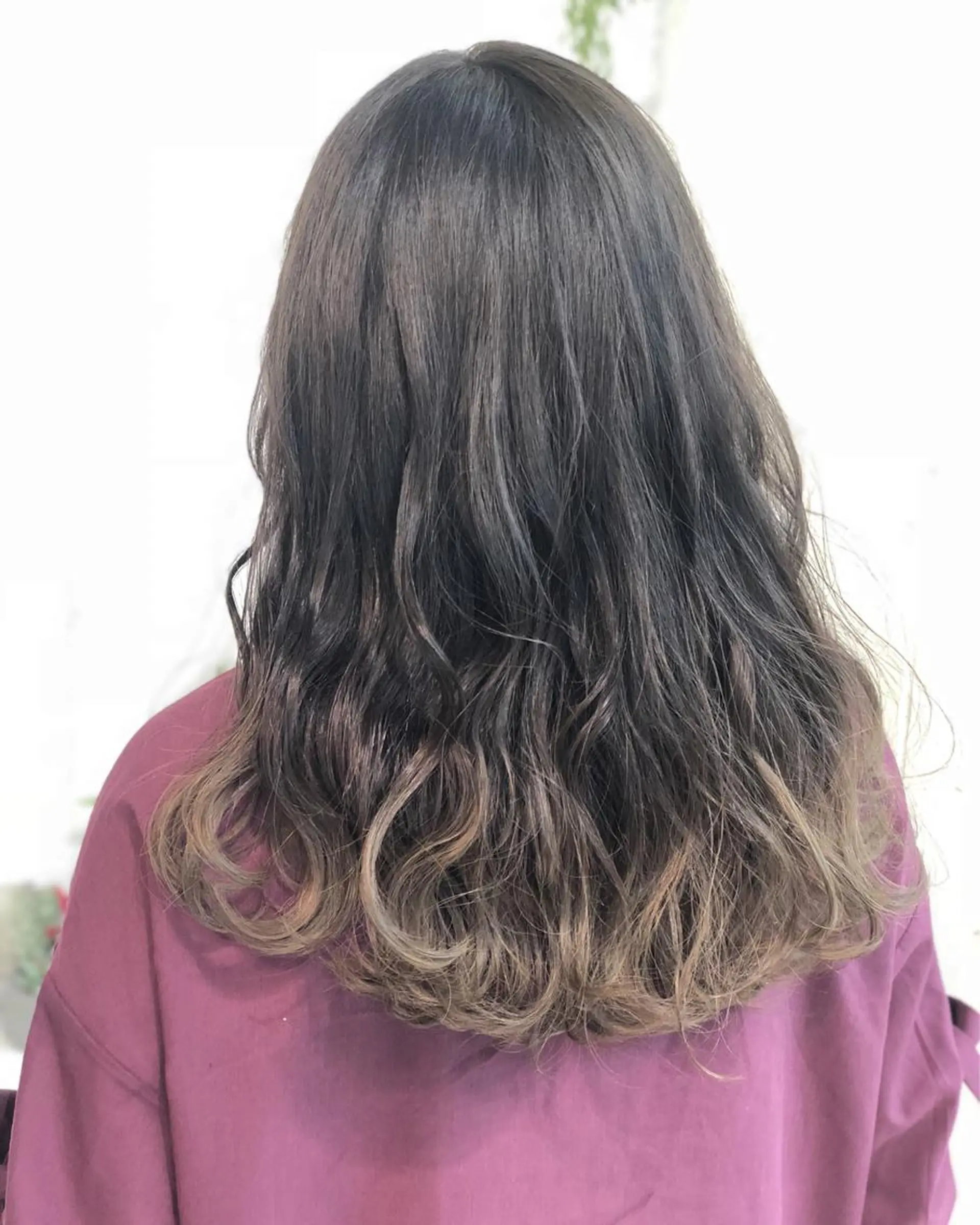 ミディアム カラー アッシュ ベージュカラー グラデーションカラー 縮毛矯正⭐️ TAKAHIROのヘアスタイル