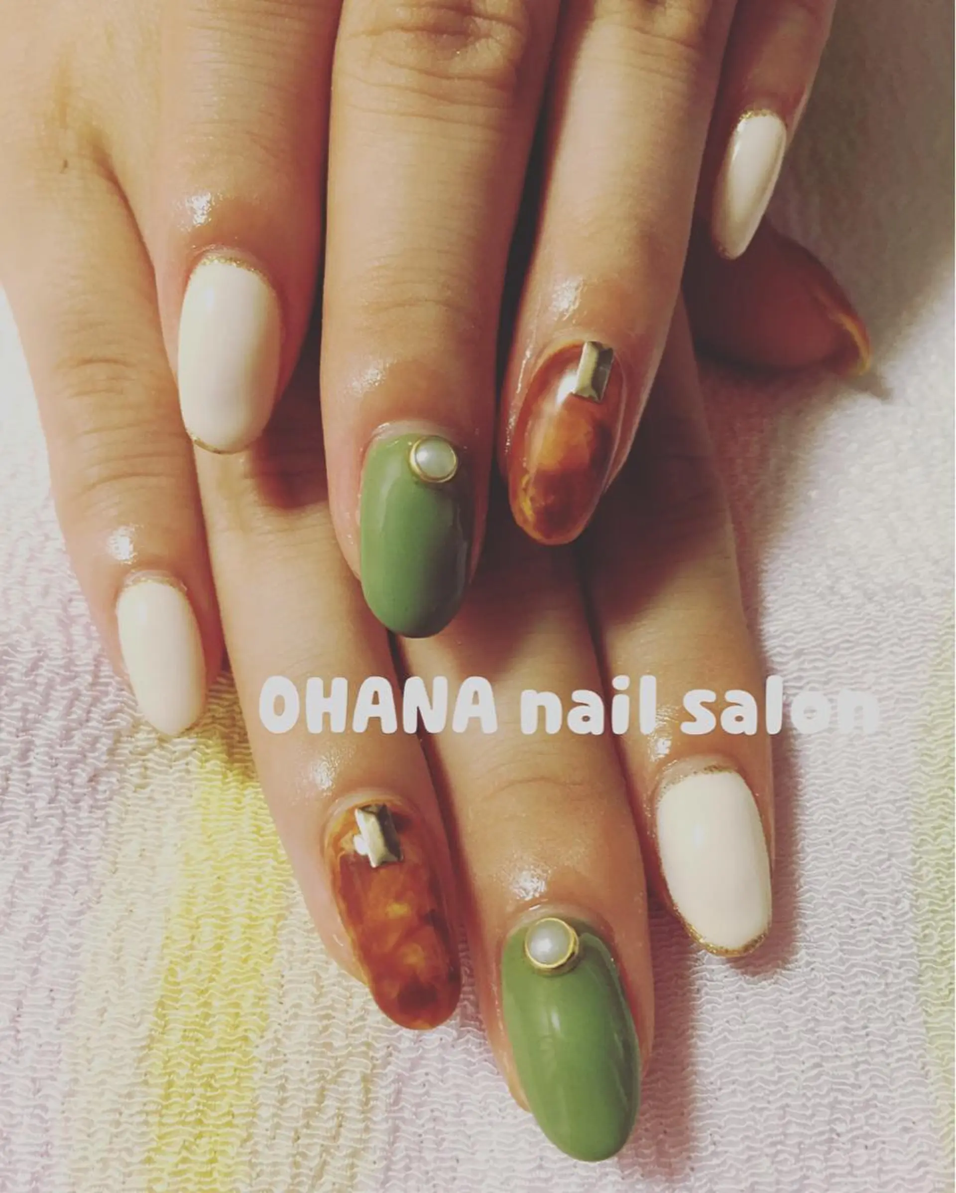 ネイル べっ甲ネイル グリーン 赤色 那覇🏝️台湾人 ネイリストSHIUのネイルデザイン