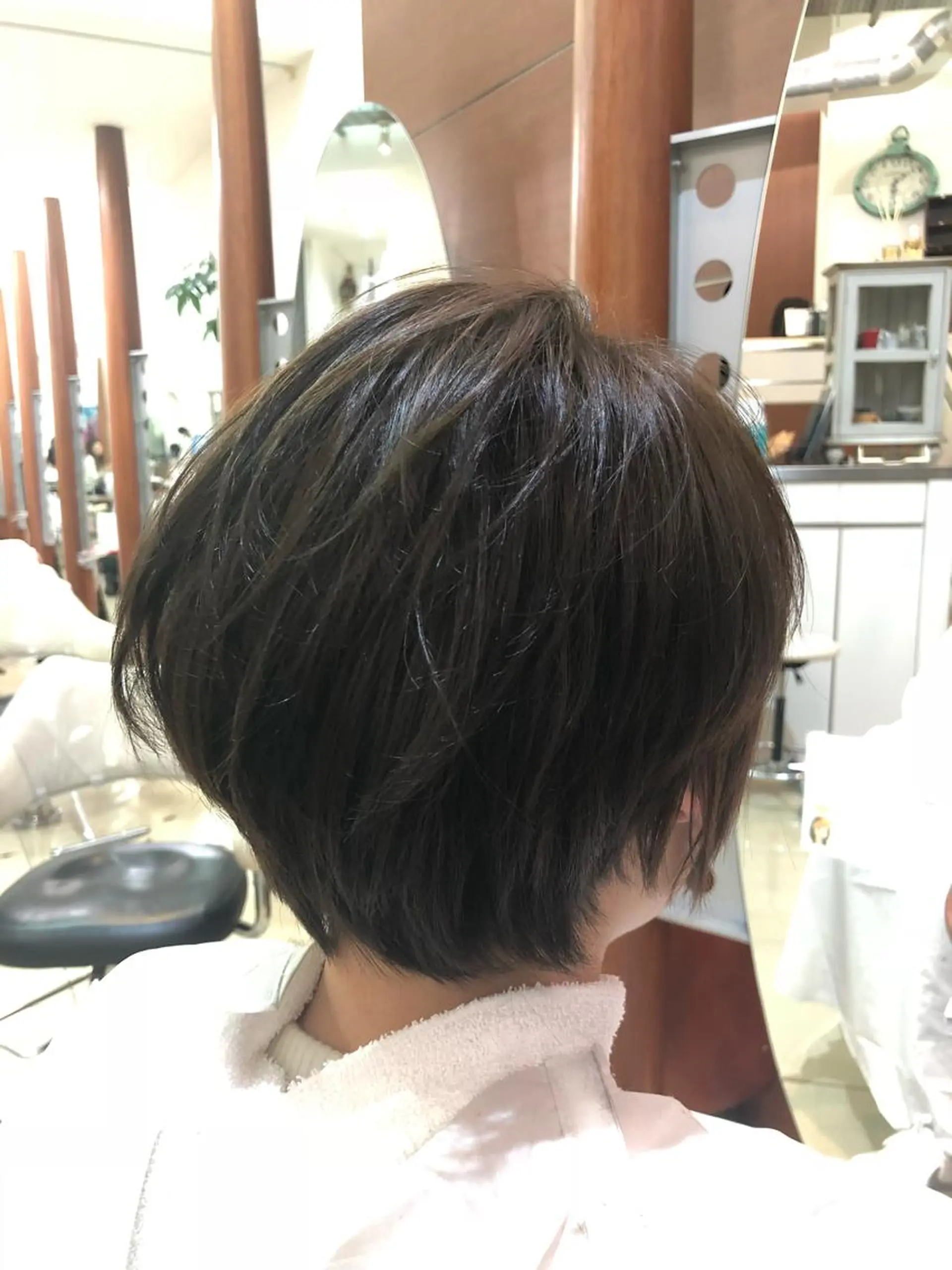 ショート カラー 岩出 俊のヘアスタイル