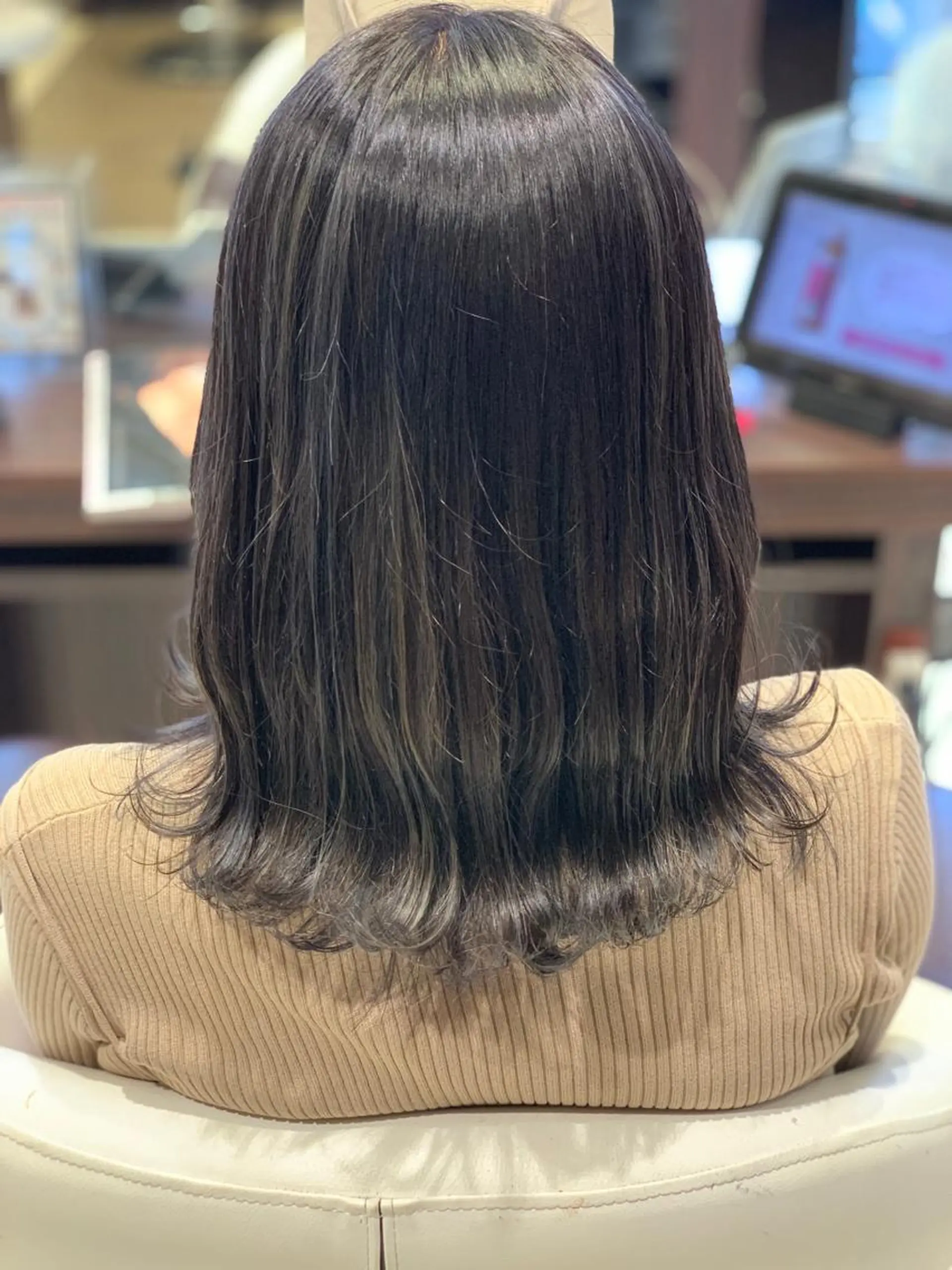 ミディアム カラー ブルーカラー ブルージュ ハイライトカラー ハイライト 坂井 水菜美のヘアスタイル