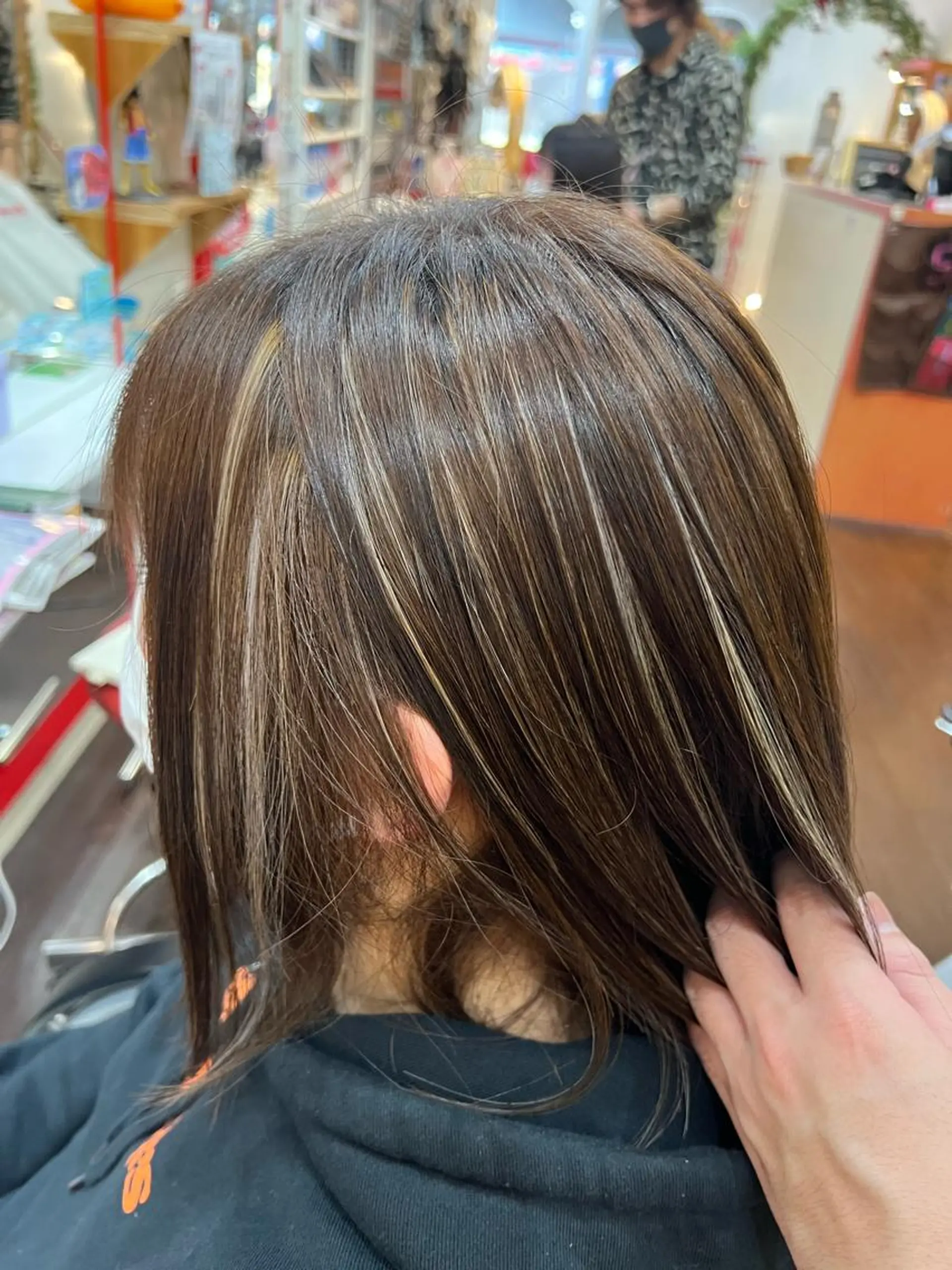 ミディアム カラー ハイライトカラー ハイライト まさき✂︎ブリーチ／ デザインカラーのヘアスタイル