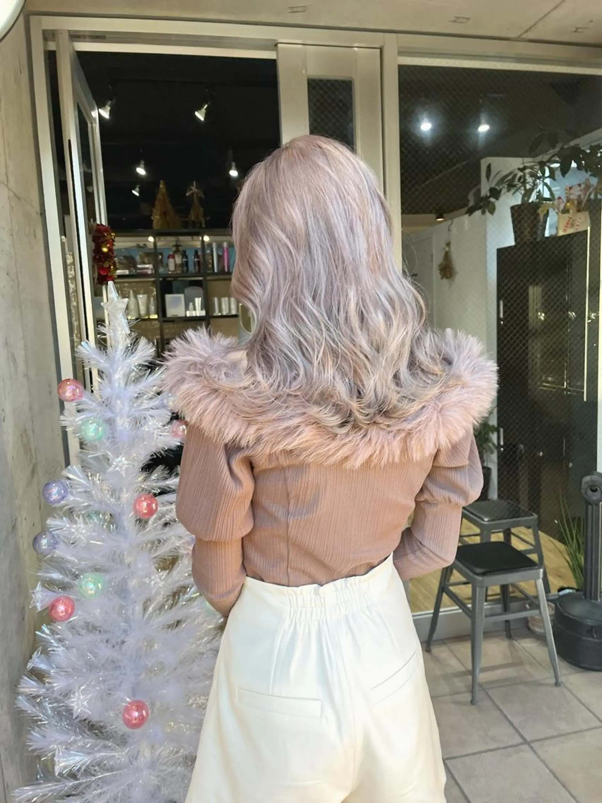 セミロング カラー アッシュ ベージュカラー グレージュ ホワイトアッシュ ホワイトベージュ ヘアカラー トリートメント ミルクティーベージュ ブリーチ 清水ひとみのヘアスタイル