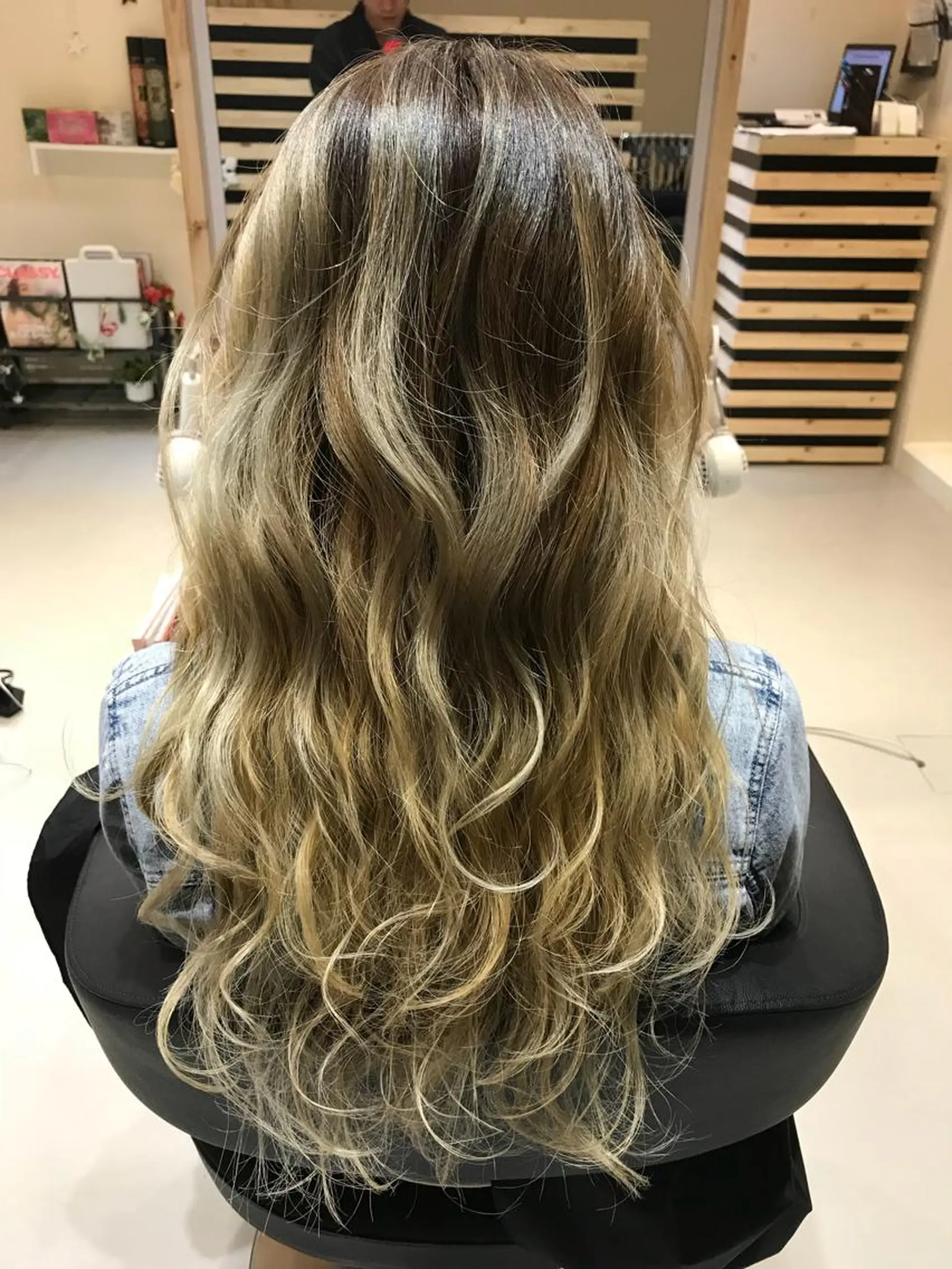 ロング カラー バレイヤージュ ブリーチ イエローカラー レイヤーカット 大久保 隆蔵のヘアスタイル