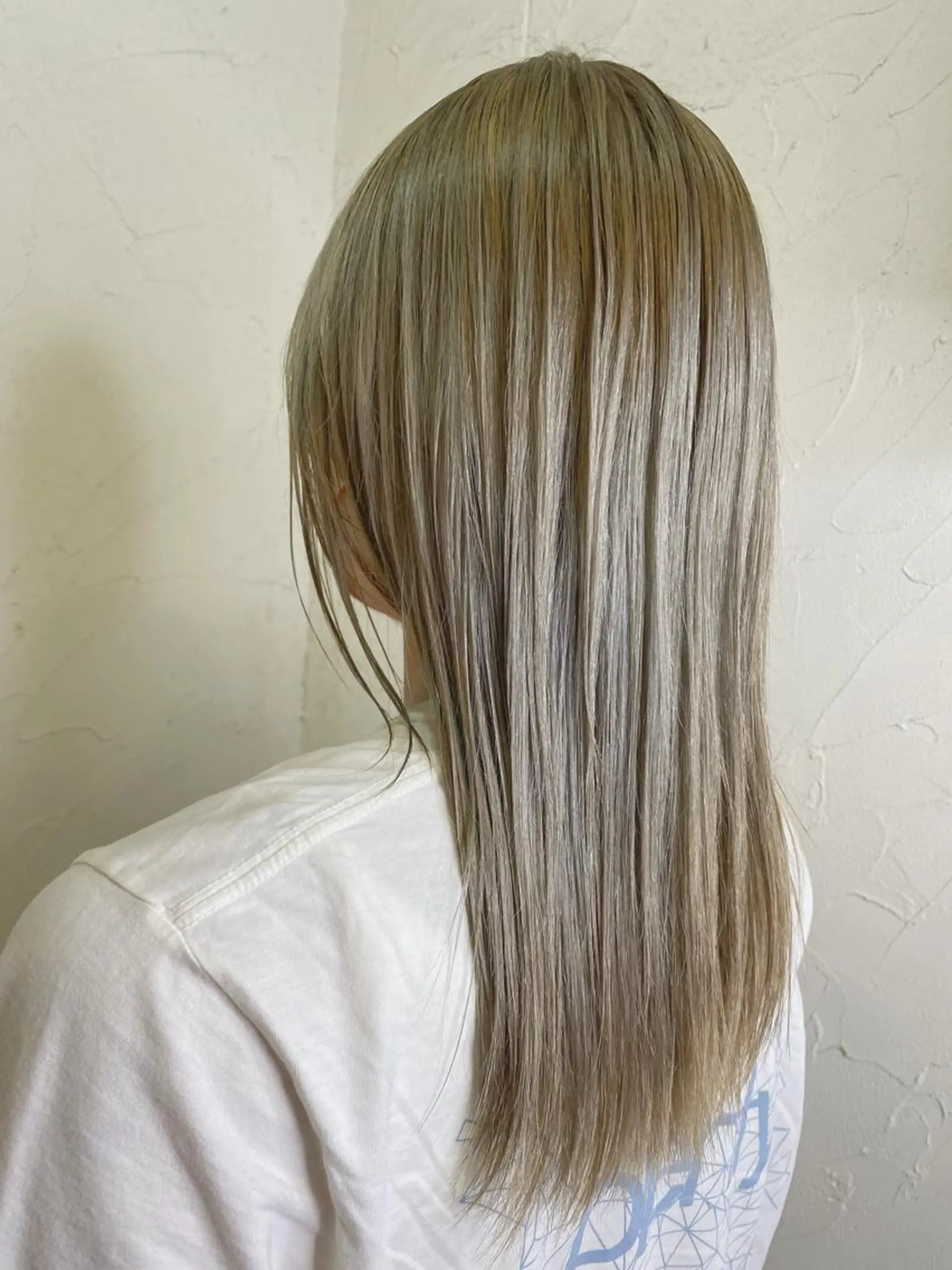 ロング カラー ベージュカラー ブリーチ ケアブリーチ ハイトーンカラー ミルクティーベージュ カット ヘアカラー Hayashi Shioriのヘアスタイル