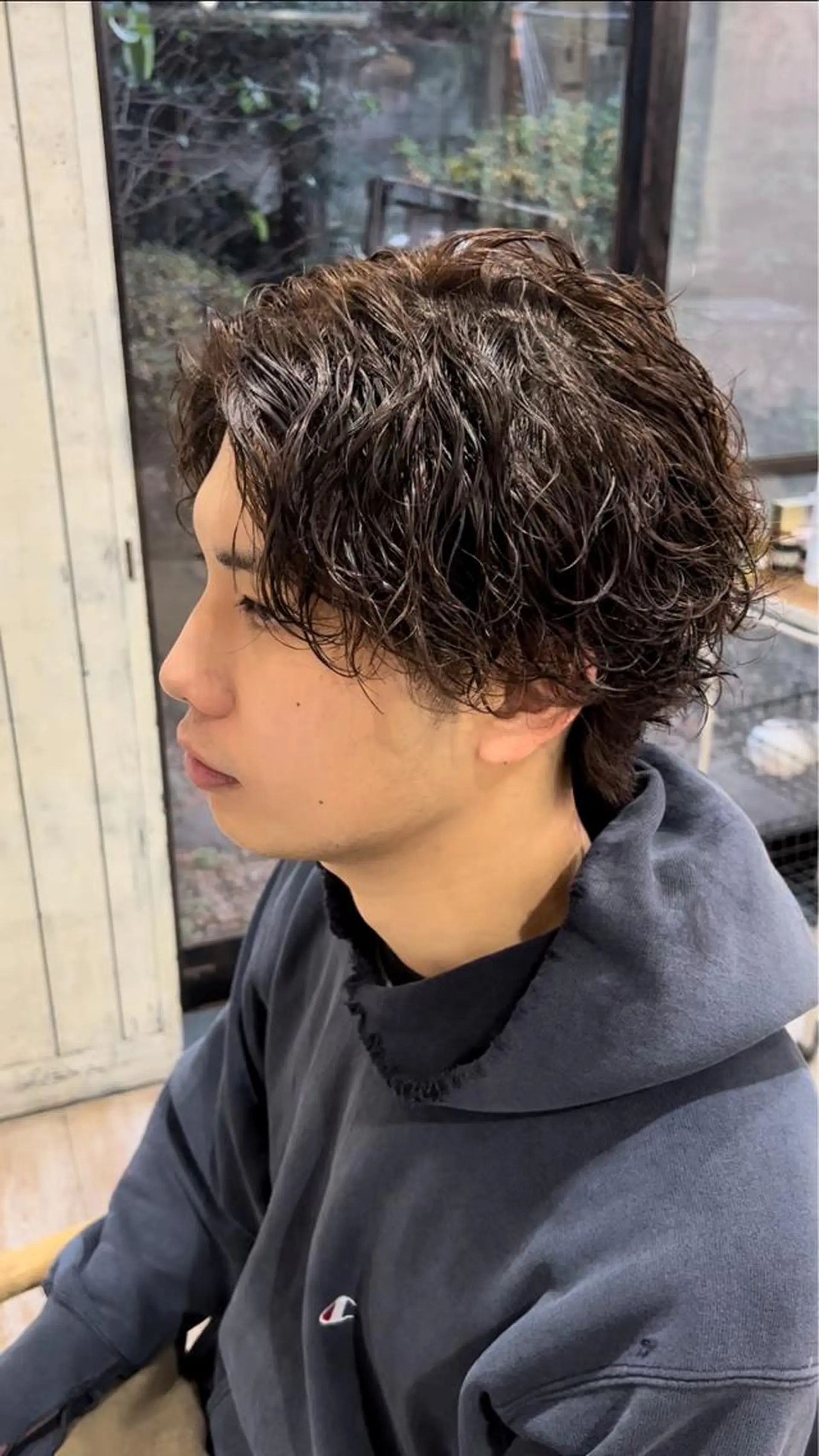 ミディアム パーマ メンズ ミディアムパーマ メンズブリーチ センターパート フェードカット メンズハイライト メンズStylist 山根慧のヘアスタイル