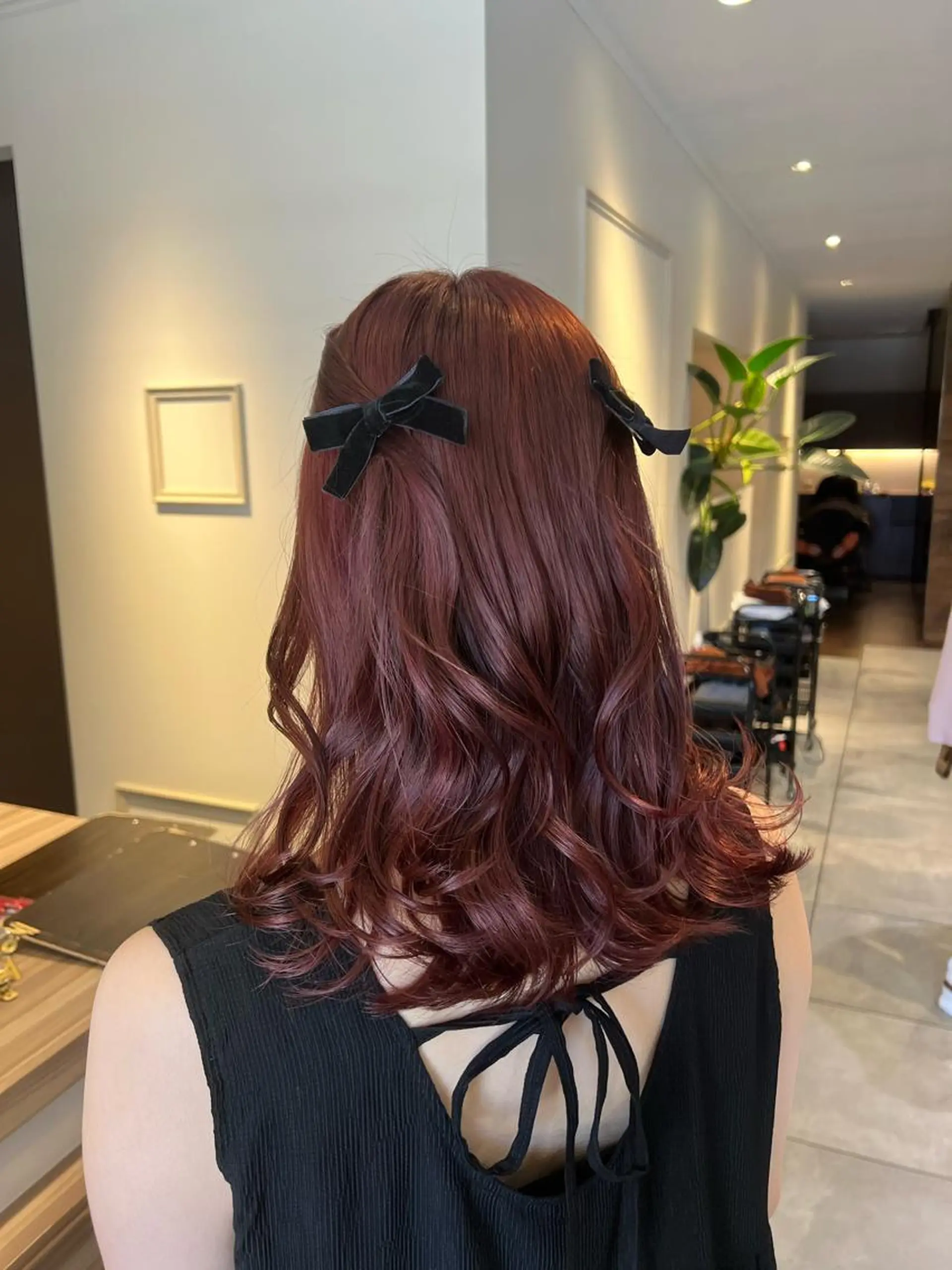 セミロング カラー ヘアアレンジ ブリーチ ピンクカラー カット ヘアカラー 西村 美羽のヘアスタイル