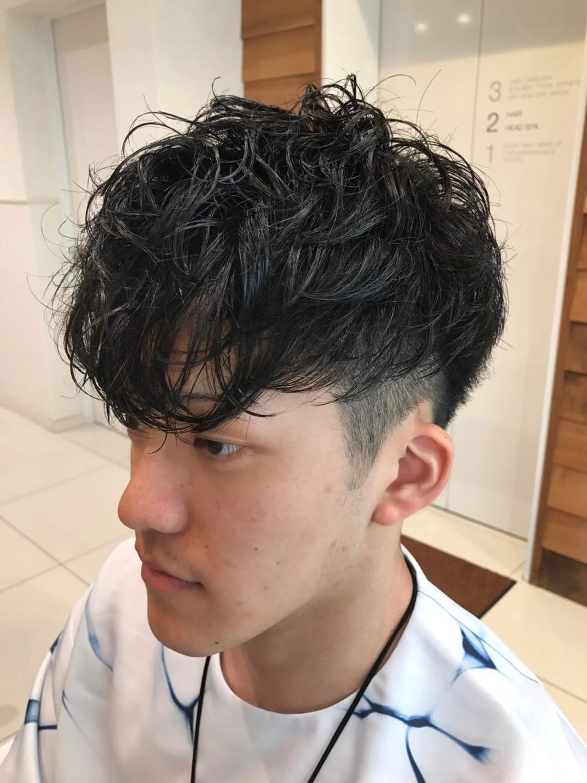 ショート カラー パーマ メンズ メンズパーマ メンズショート 刈り上げ 黒髪 ブルーカラー Vir by browのヘアスタイル