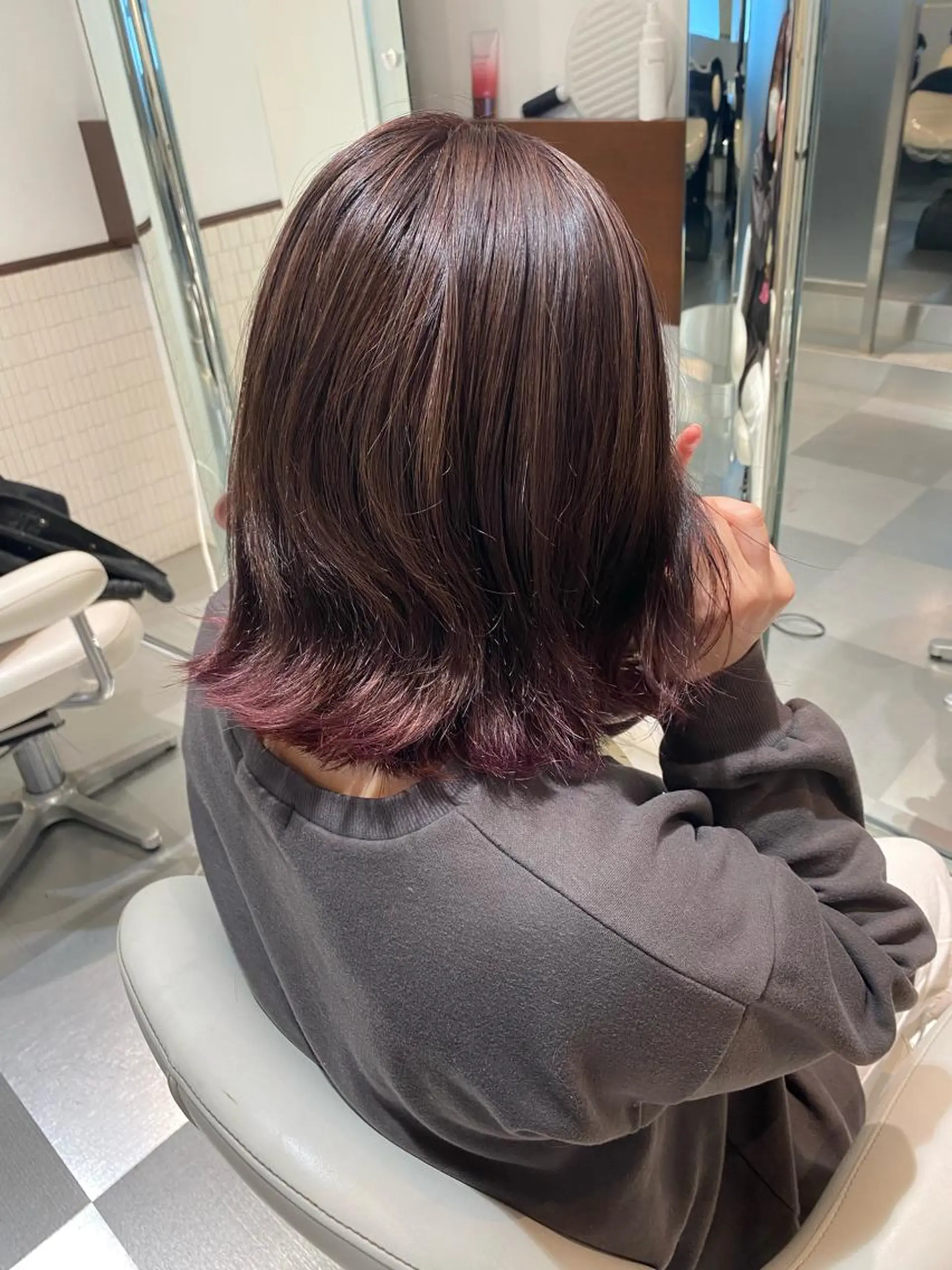 ミディアム カラー ピンクカラー コテ巻き風パーマ 藤澤　知彌のヘアスタイル