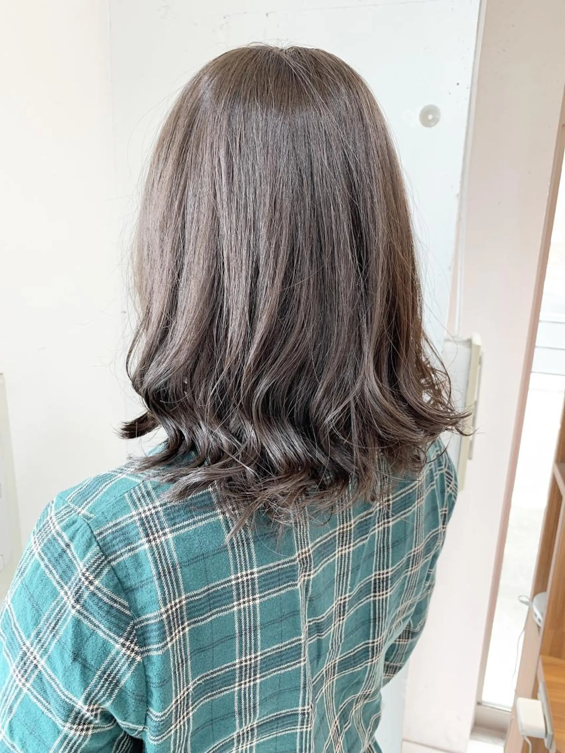 ミディアム カラー パーマ 透明感カラー 白髪ぼかしハイライト 柳川拓哉のヘアスタイル