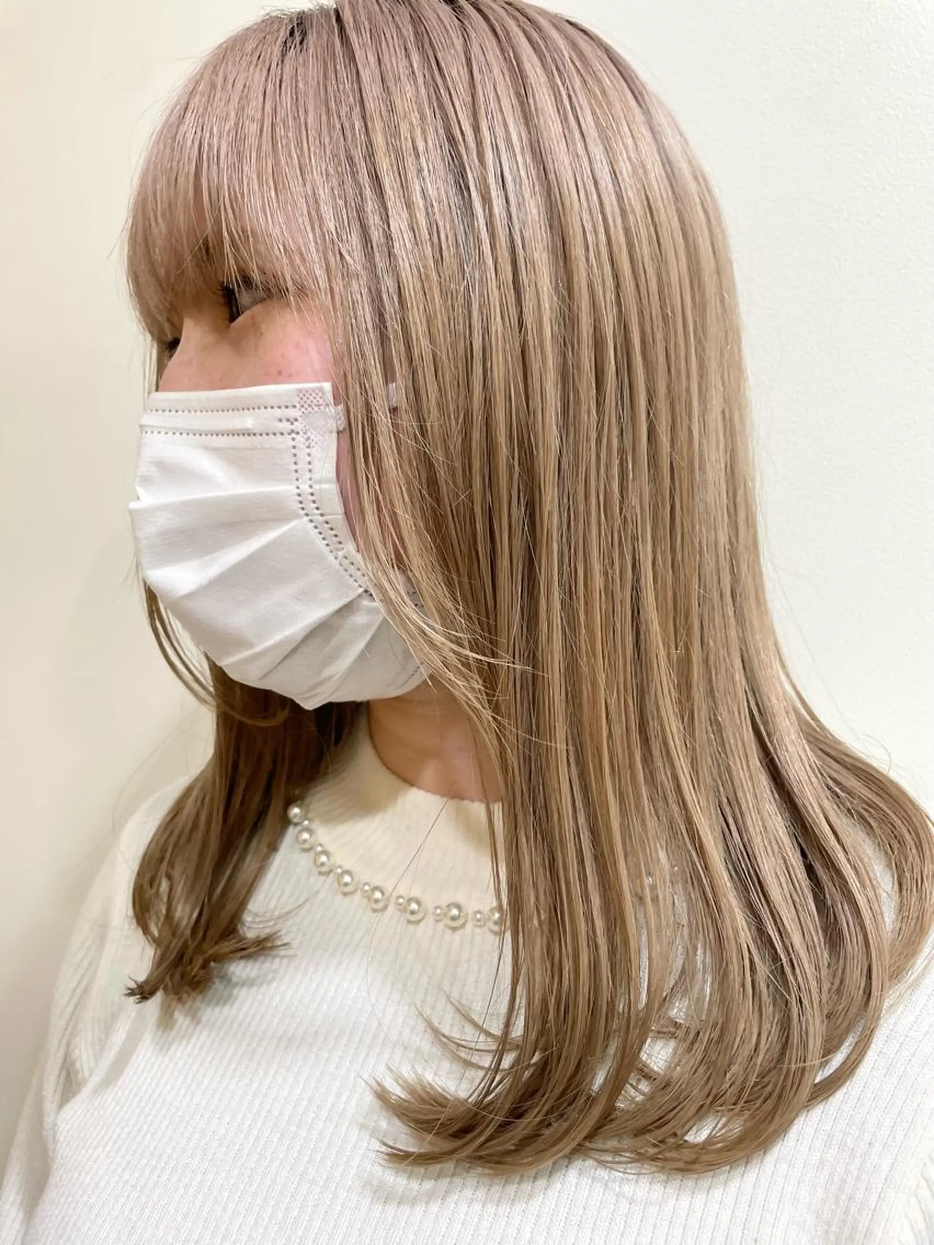 ミディアム カラー ベージュカラー ミルクティーベージュ カット ヘアカラー トリートメント レイヤー／似合わせ TAKUYAのヘアスタイル