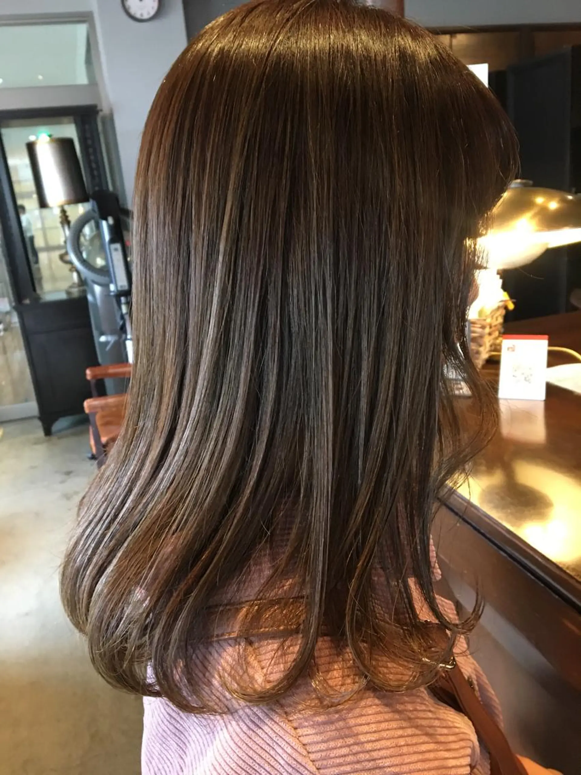 ミディアム カラー 三浦 瑠璃のヘアスタイル