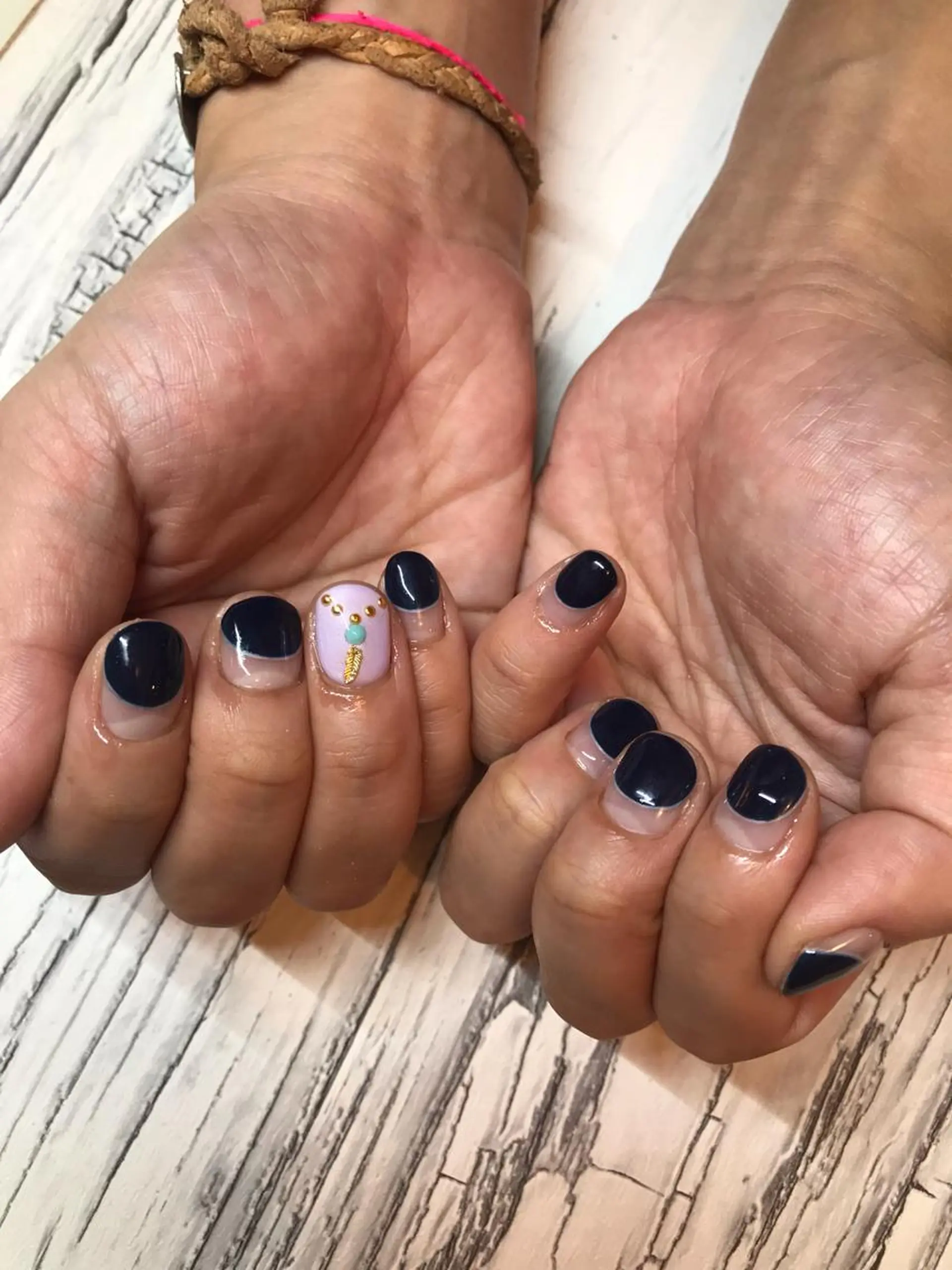 ネイル フレンチネイル ネイビー ショートネイル atelier chic+所属・atelier chic+のネイルデザイン