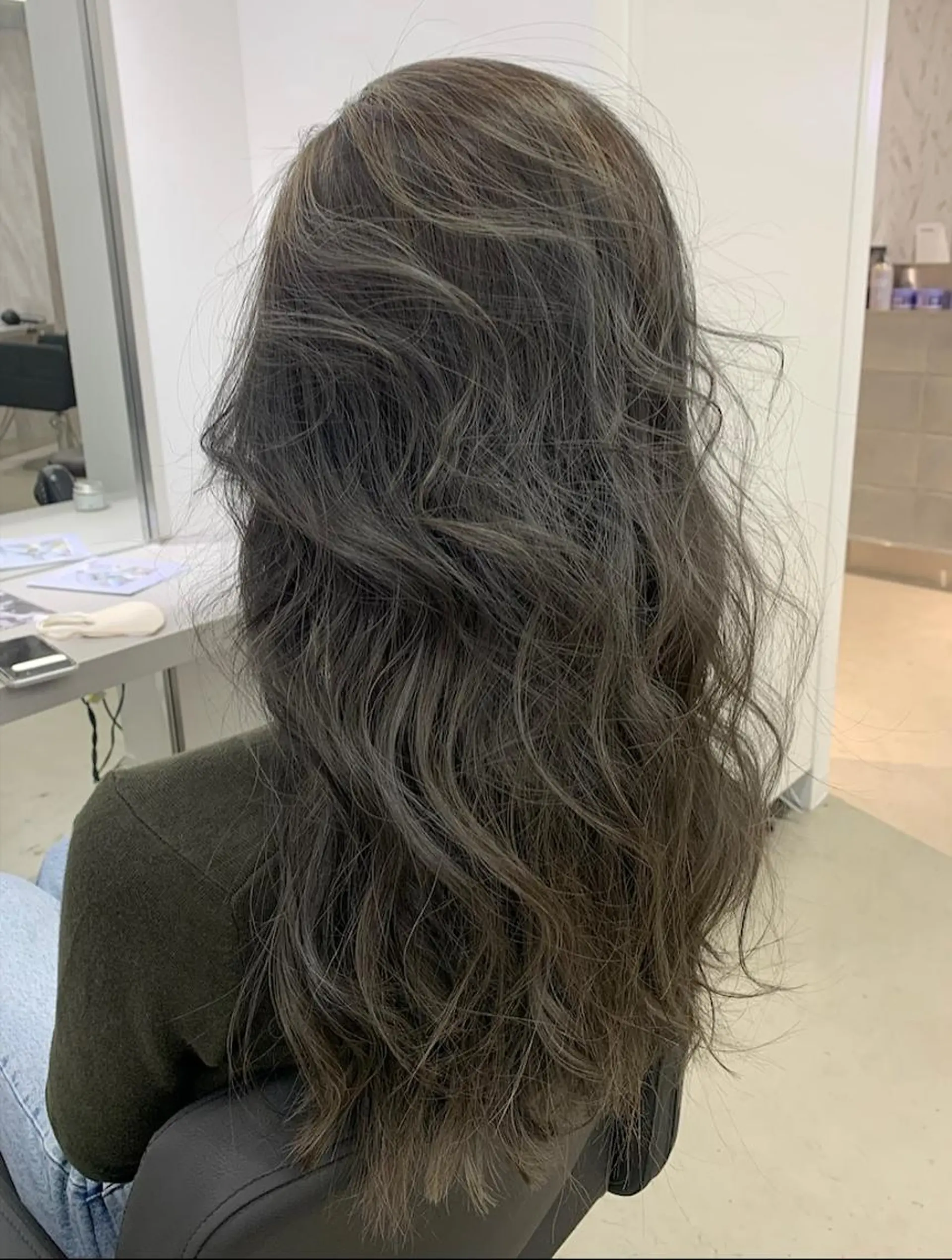 ロング karin💋海外 バタフライカットのヘアスタイル