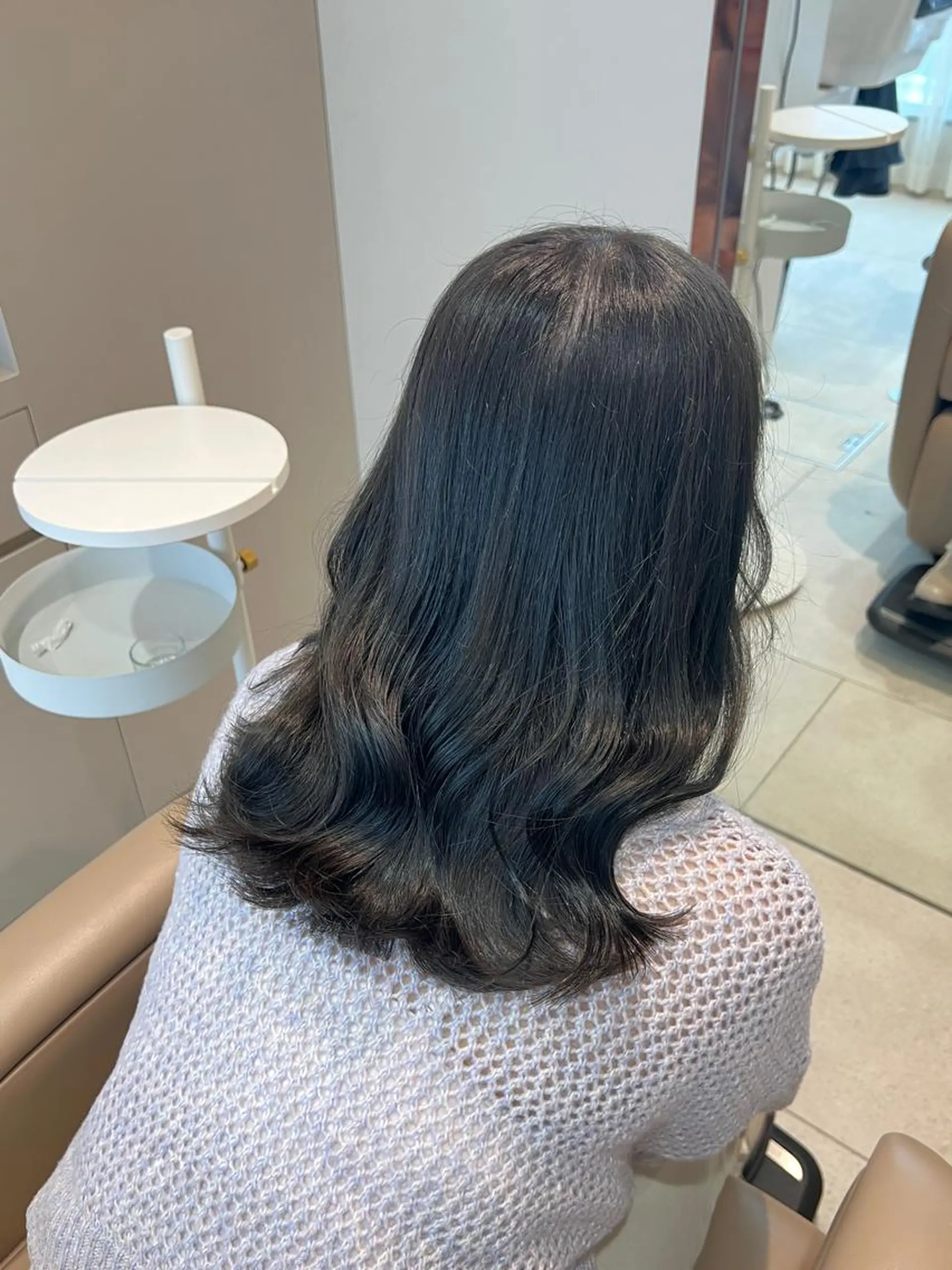 セミロング カラー ベージュカラー オリーブベージュ ノイシキ サキのヘアスタイル