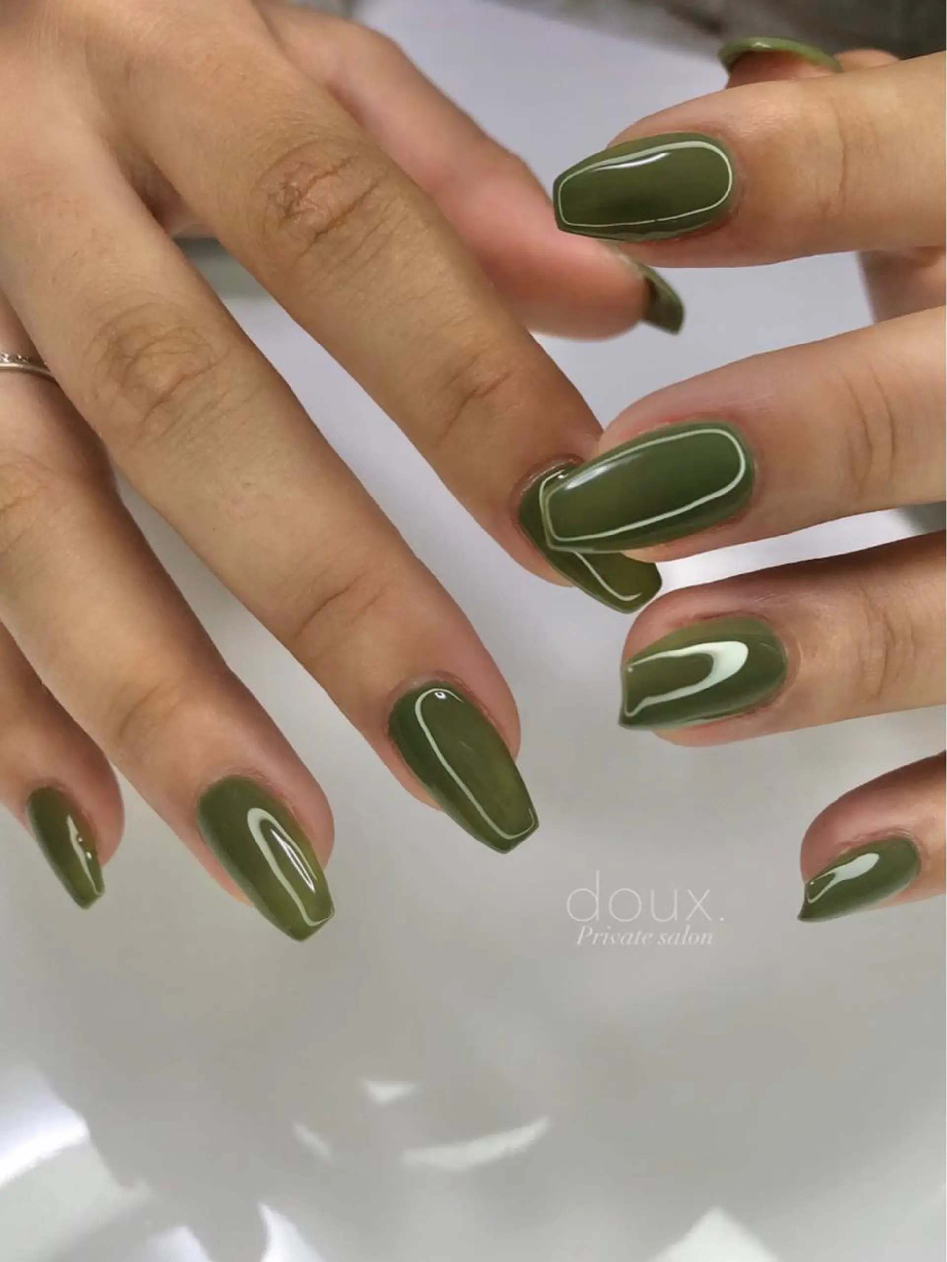 ネイル グリーン 韓国ネイル ニュアンスネイル シンプルネイル ワンホンネイル ハンドネイル doux. nailのネイルデザイン