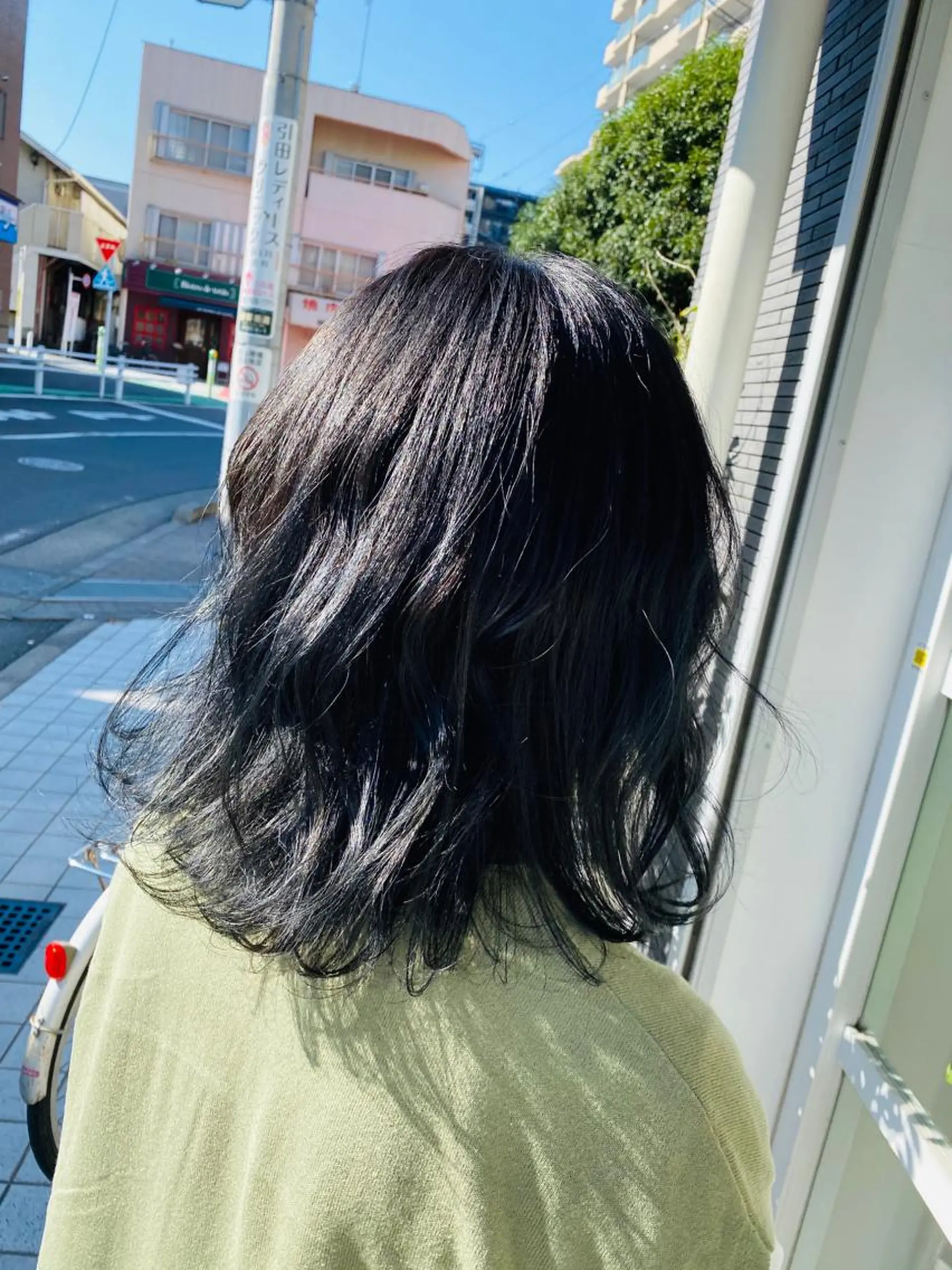 ミディアム カラー 黒髪 ブルーカラー ブルーブラック ハイライトカラー ハイライト わかばやし ゆうこのヘアスタイル