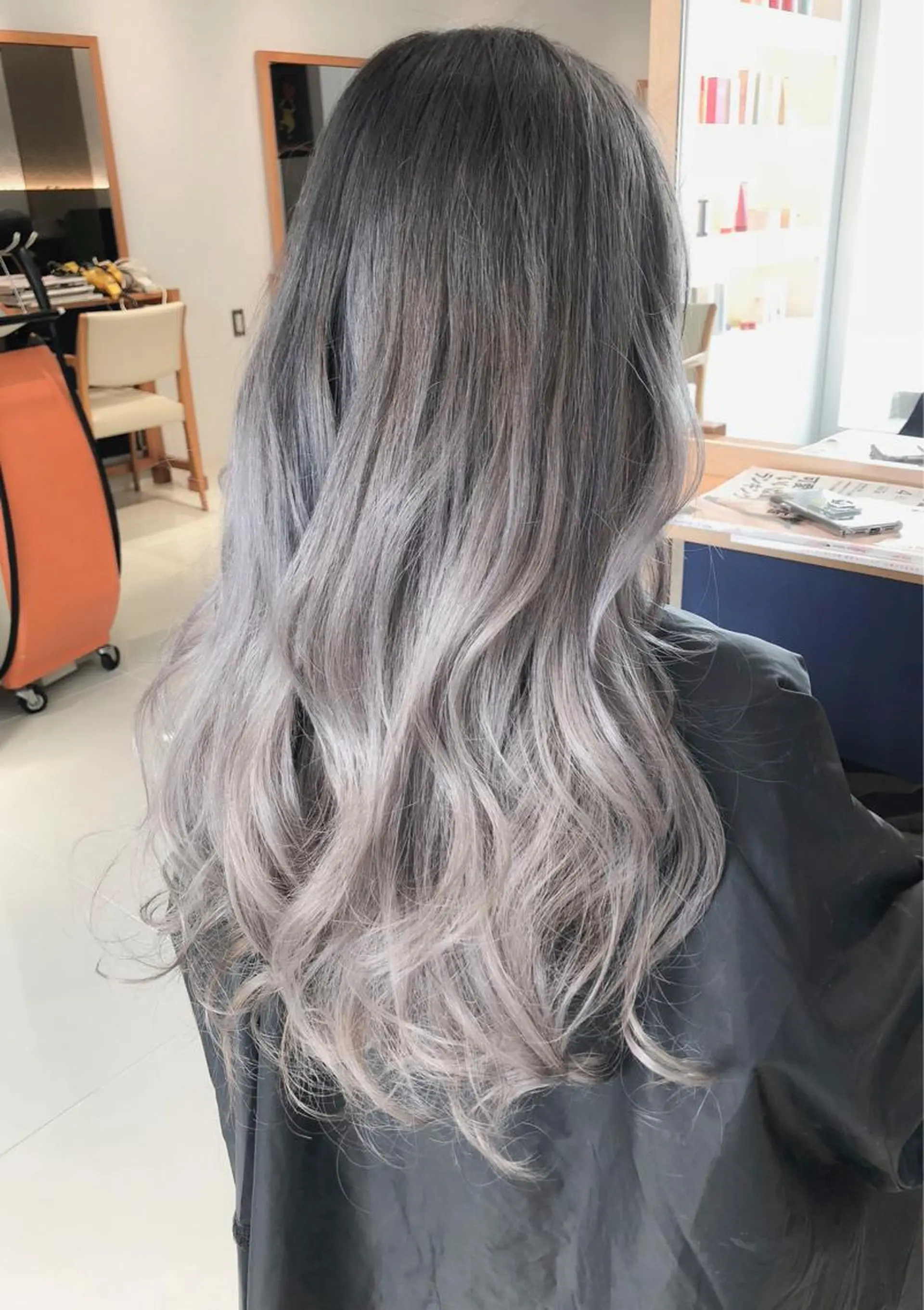 ロング カラー アッシュ グラデーションカラー ホワイトアッシュ ヘアカラー トリートメント Days 透明感カラーのヘアスタイル