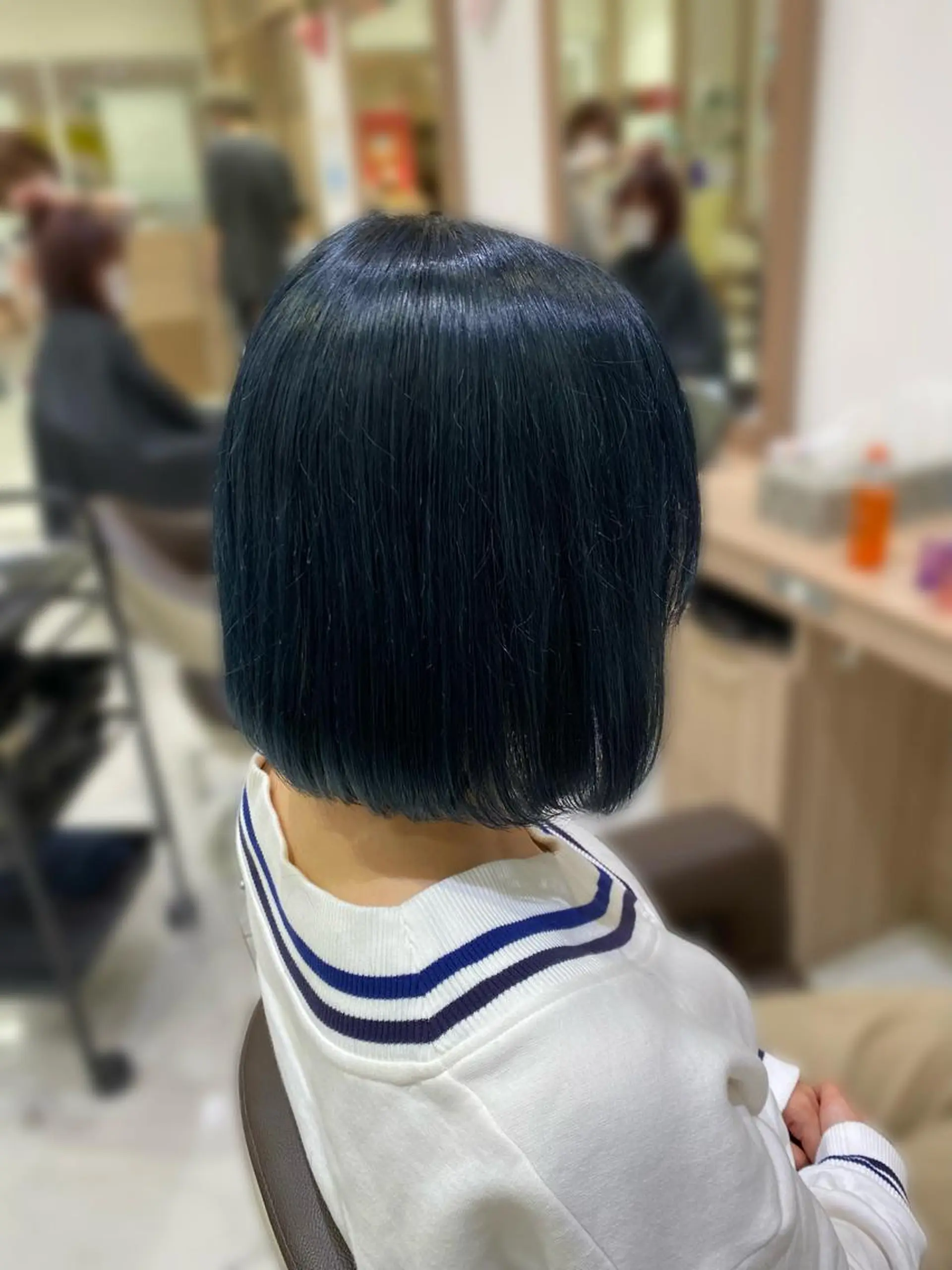 ミディアム カラー 黒髪 ブリーチ ブルーカラー ブルーブラック カット ヘアカラー 渡邉 理央のヘアスタイル
