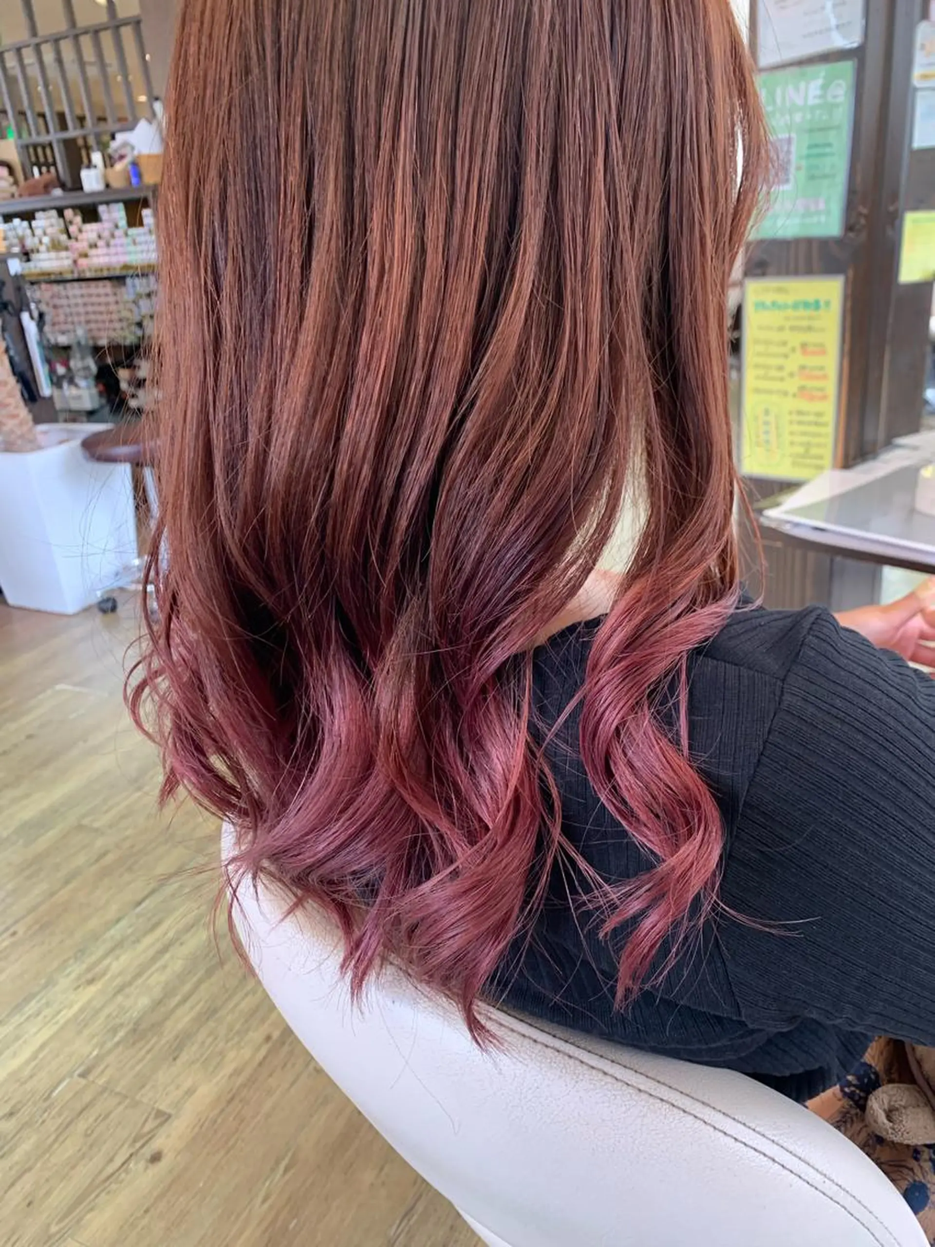 セミロング カラー ブリーチ グラデーションカラー ピンクカラー カット ヘアカラー トリートメント Charme所属・佐藤 瑚碧のヘアスタイル