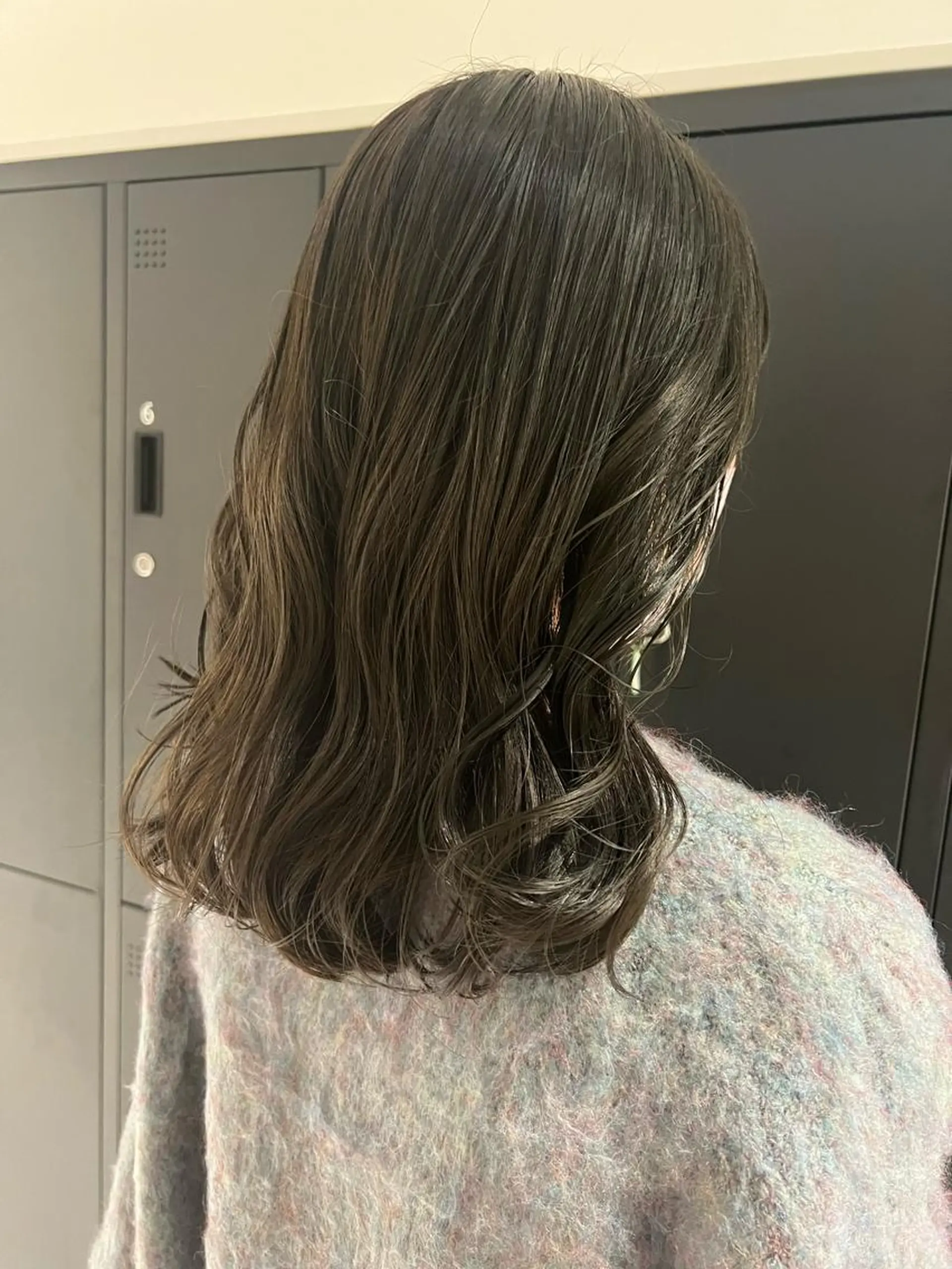 ミディアム カラー グレージュ オリーブグレージュ オリーブグレー 暗髪カラー🫐パーマ おくだりんかのヘアスタイル