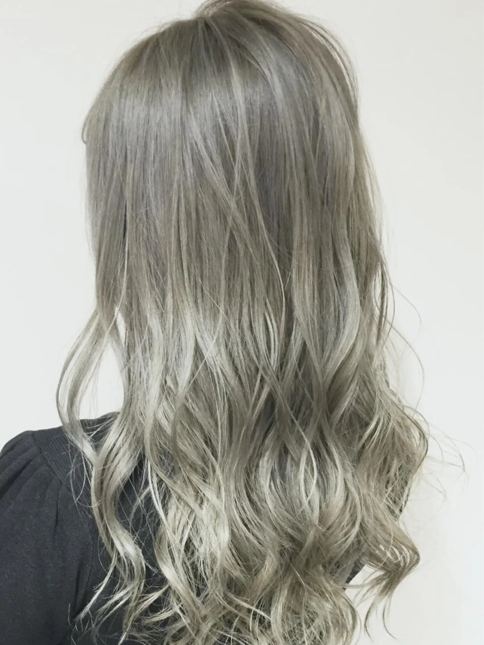 セミロング カラー アッシュ アッシュグレー アッシュグレージュ バレイヤージュ ミストバング AMI Hair  supply所属・髪質改善カラー 韓国風レイヤーのヘアスタイル