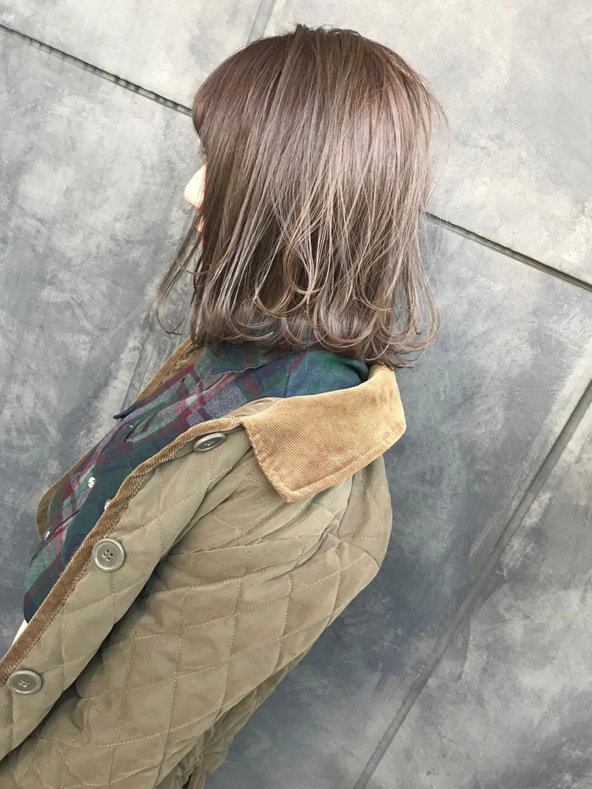 ミディアム カラー ベージュカラー TOMOYAレイヤー ブリーチ縮毛矯正のヘアスタイル