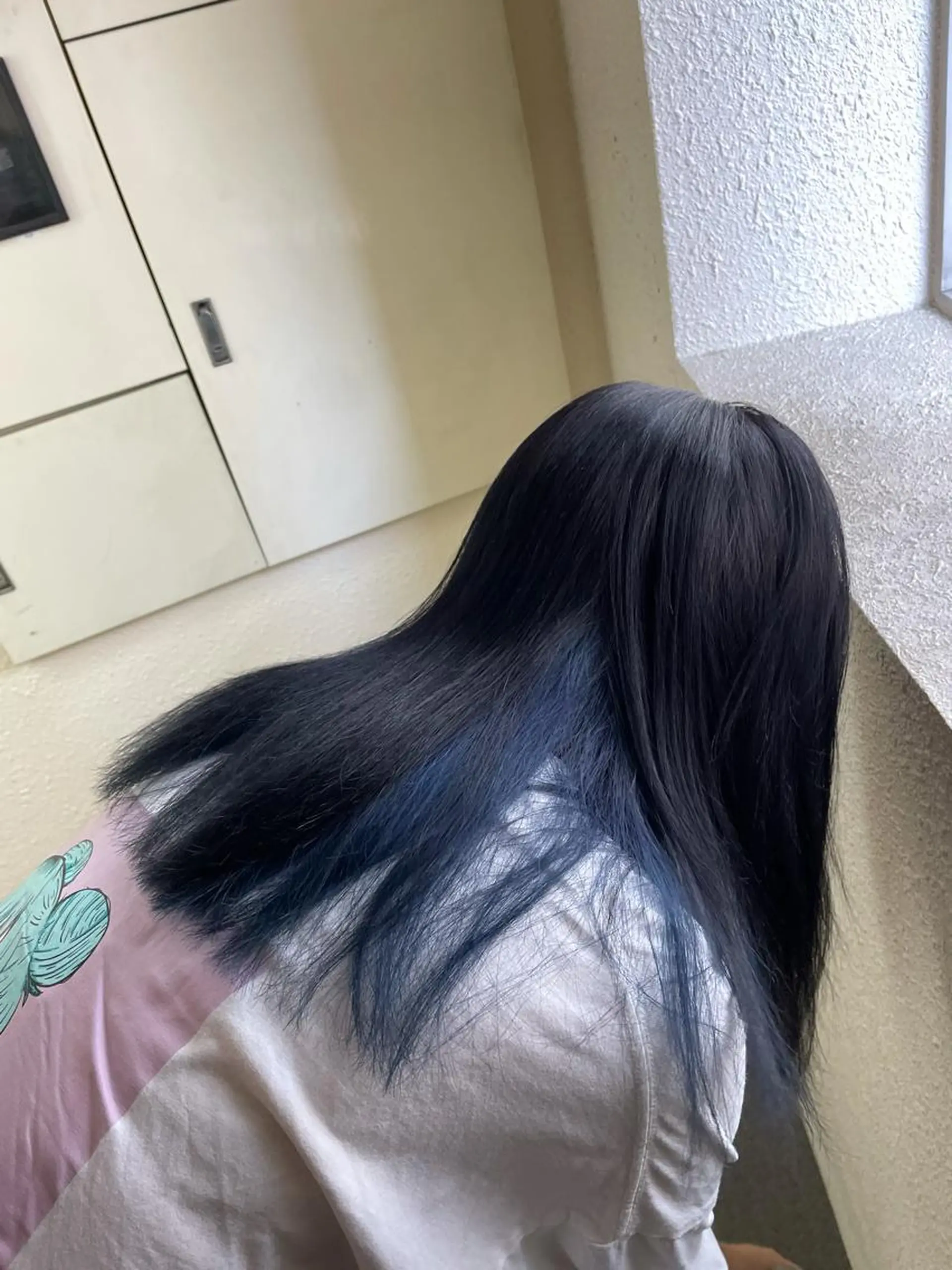 カラー 黒髪 ブルーカラー ブルーブラック ヘアカラー トリートメント 透明感ブリーチ ハイトーンウエダのヘアスタイル