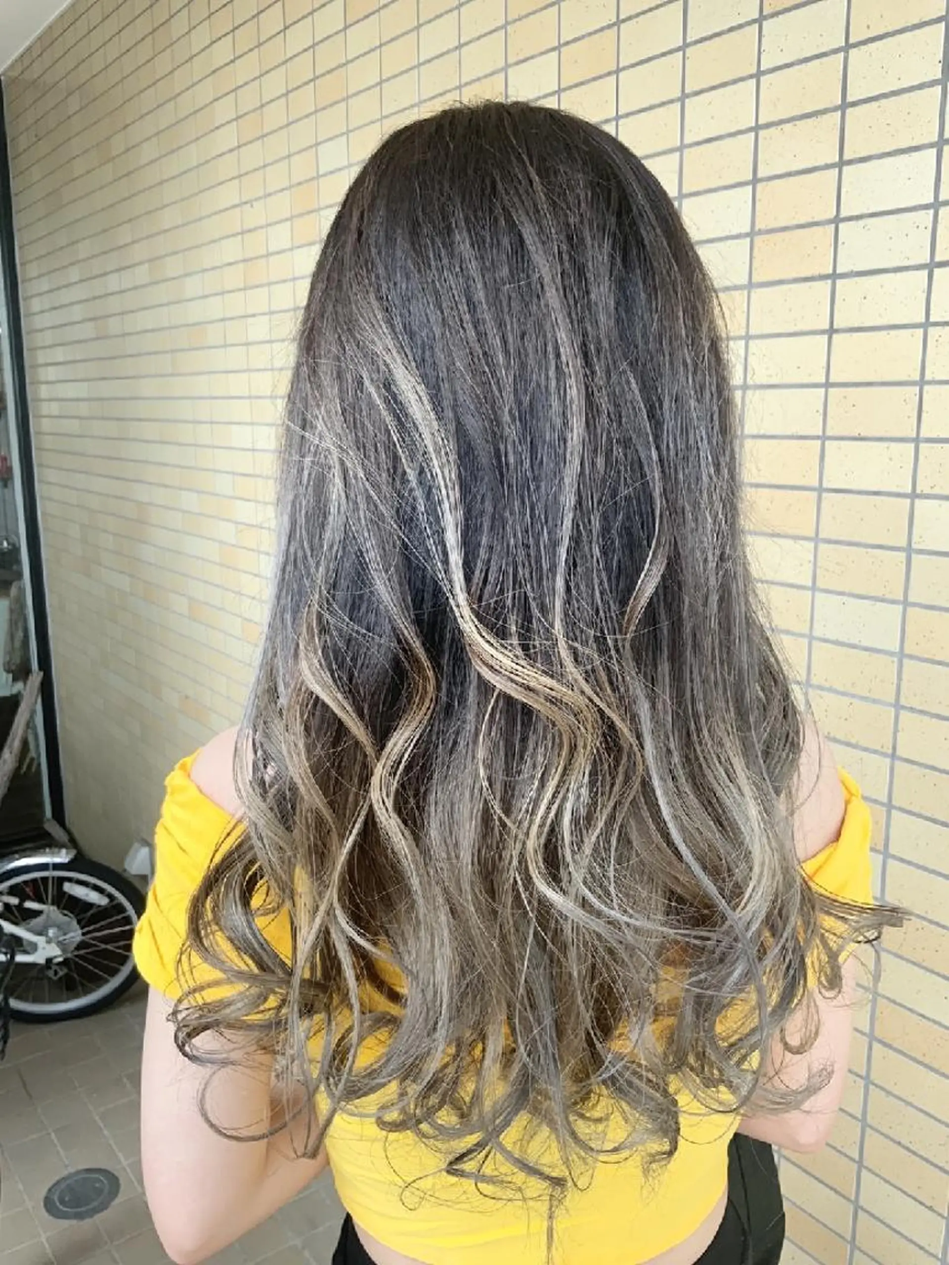 カラー バレイヤージュ ブリーチ グレージュ ヘアカラー トリートメント 堀 望美のヘアスタイル