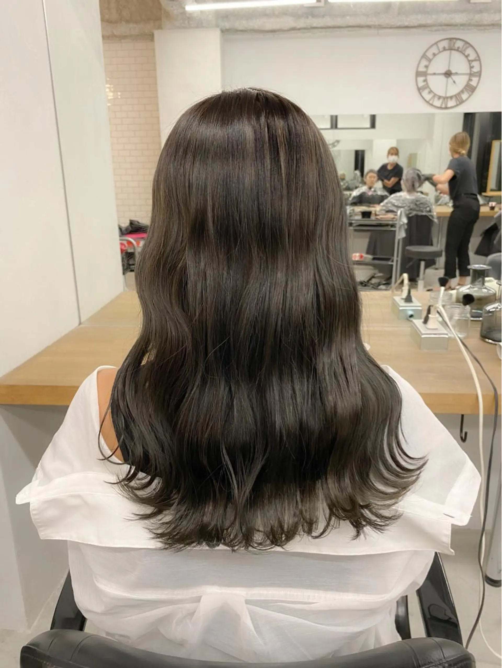 セミロング カラー 透明感カラー ヘアカラー トリートメント 難波 茜のヘアスタイル