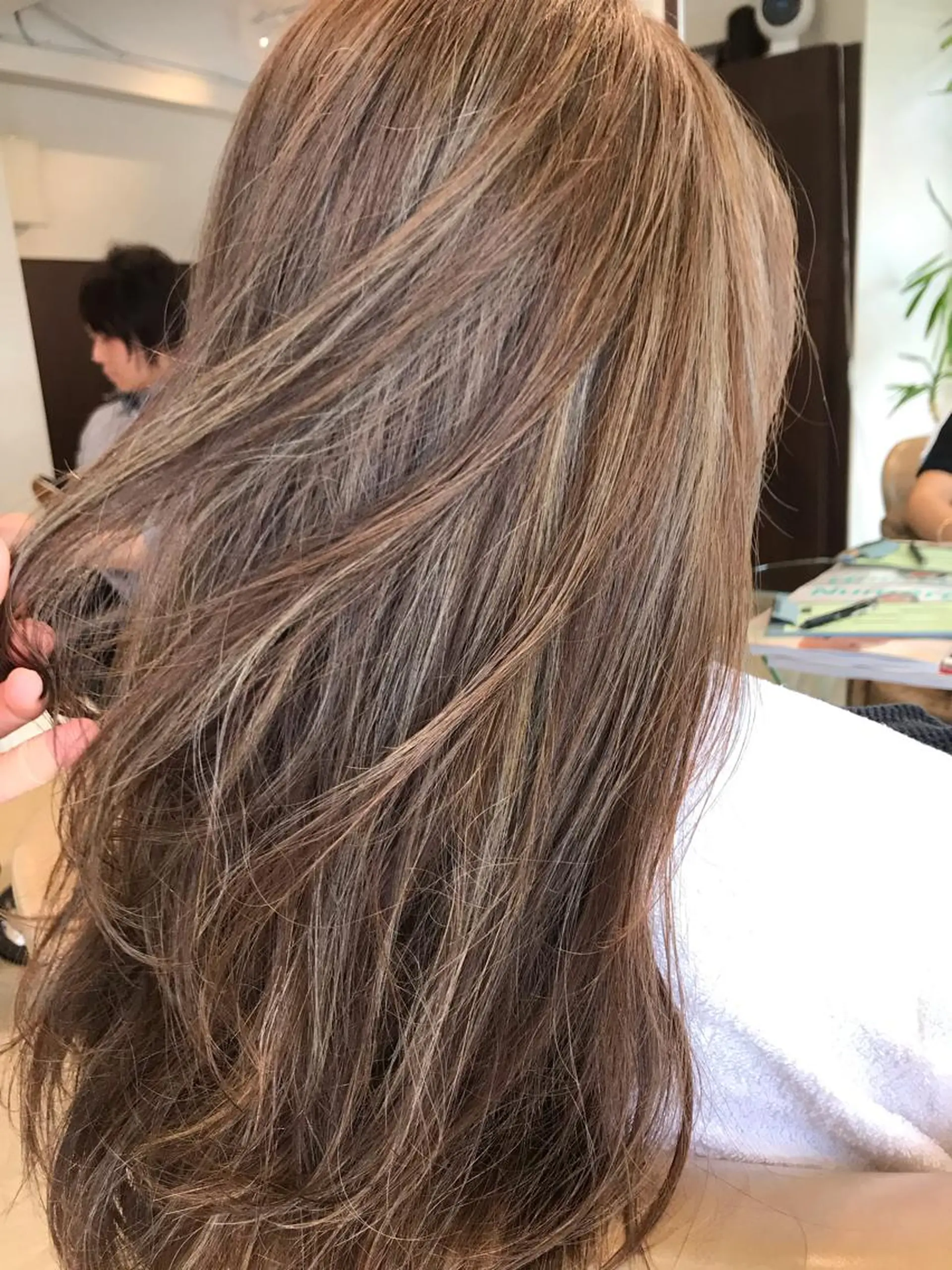 ロング カラー ハイライトカラー ハイトーンカラー ハイライト newi saLyu 片岡ふきのヘアスタイル