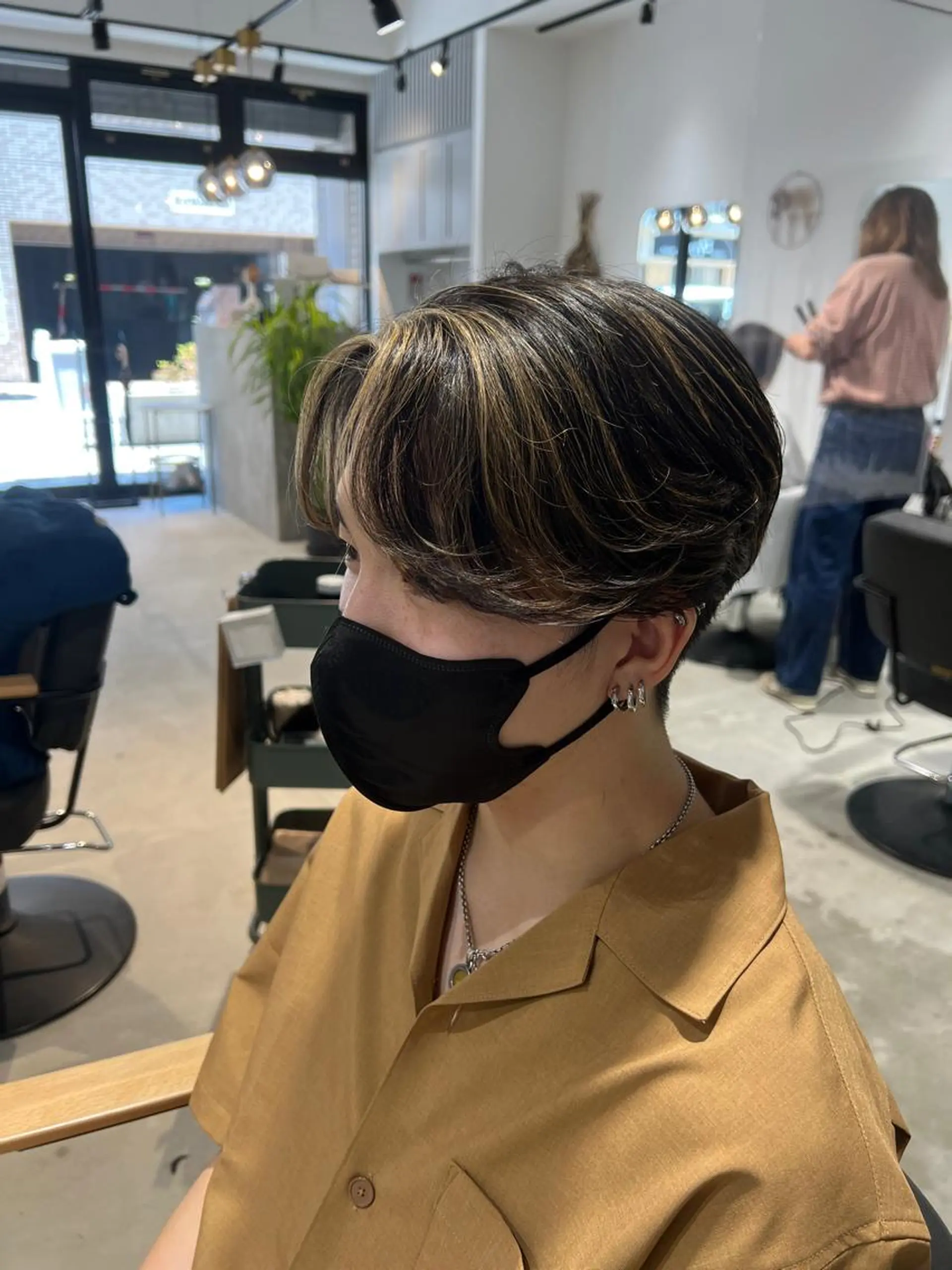 ミディアム カラー メンズ センターパート メンズハイライト ハイライトカラー ハイライト カット ヘアカラー メンズカットパーマ ✂️ JOYAのヘアスタイル