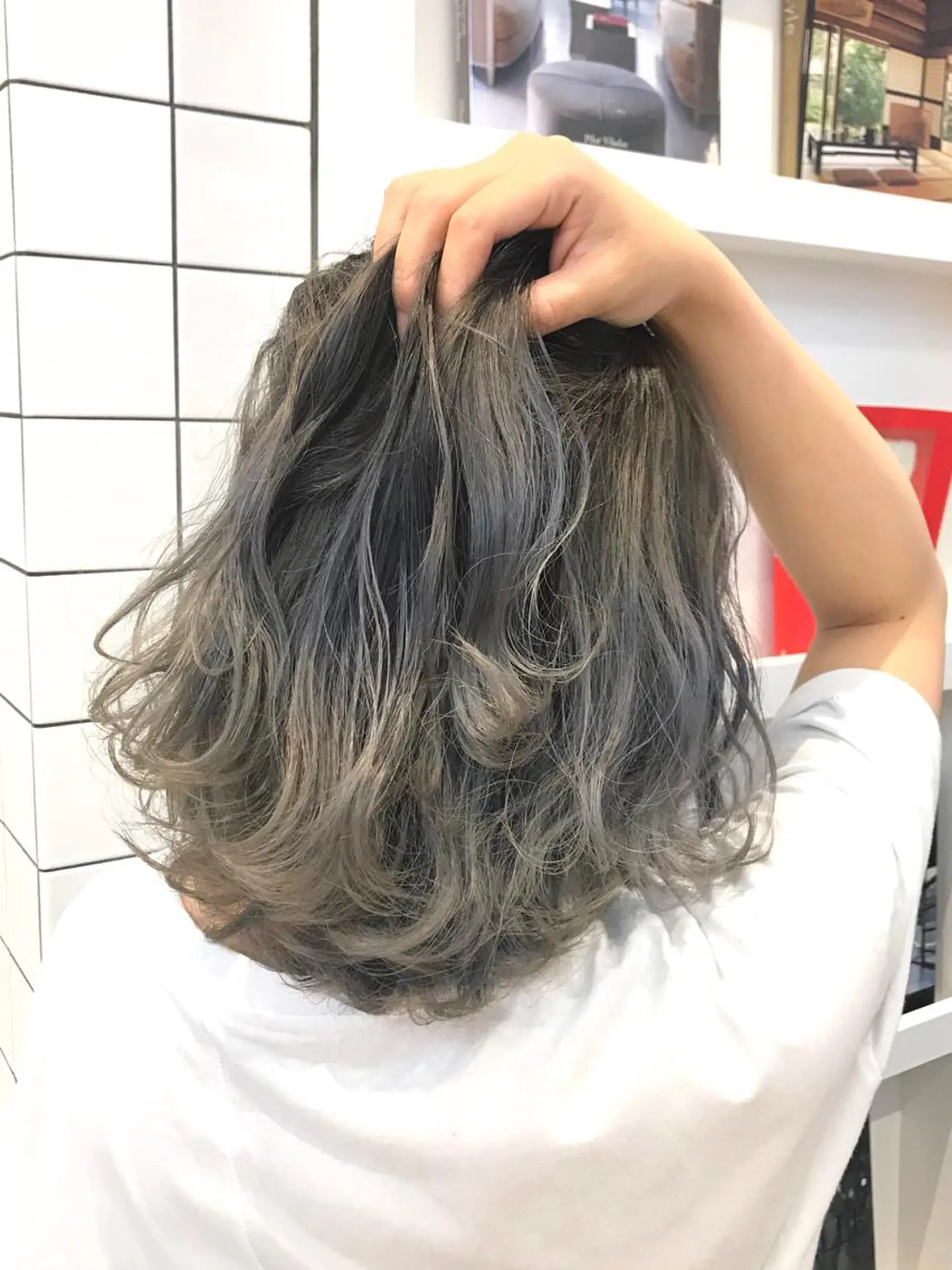 ミディアム カラー ブルーカラー ブルージュ 髙橋 かすみのヘアスタイル