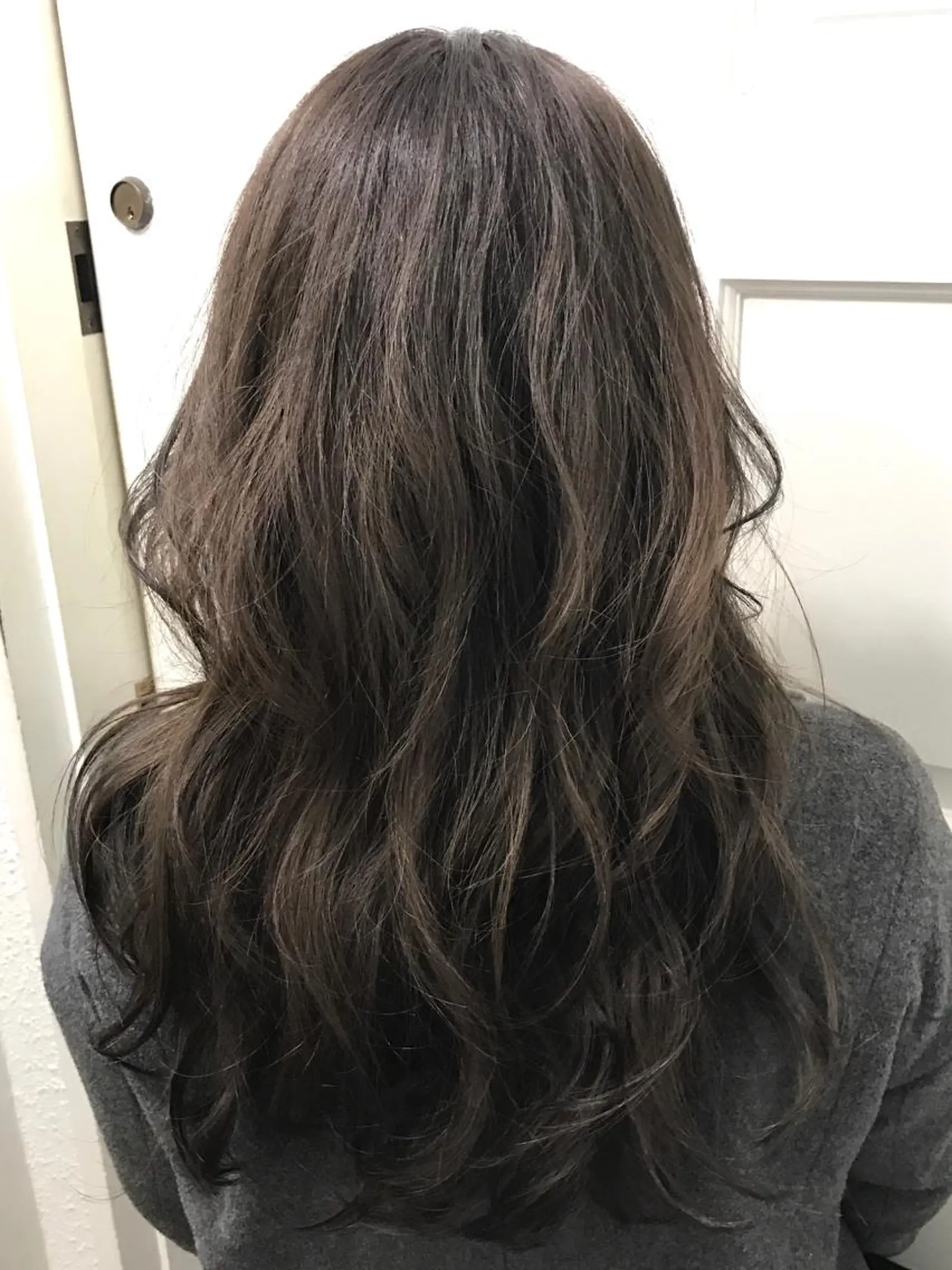 ミディアム セミロング ロング カラー アッシュ アッシュグレー ハイライトカラー ハイライト Heart's所属・若杉 諒のヘアスタイル