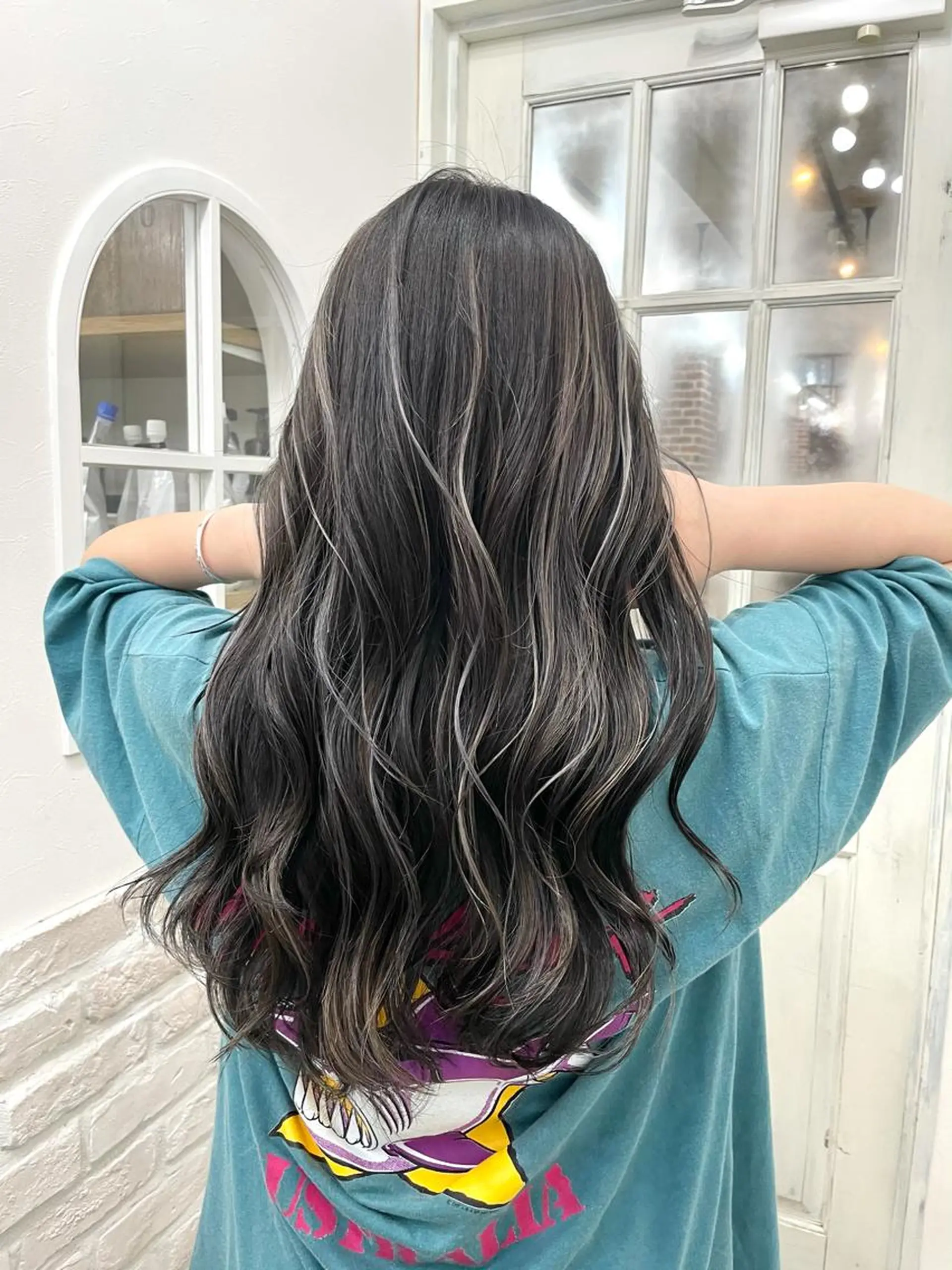 ロング 白いハイライト🤍 タナカリョウスケのヘアスタイル